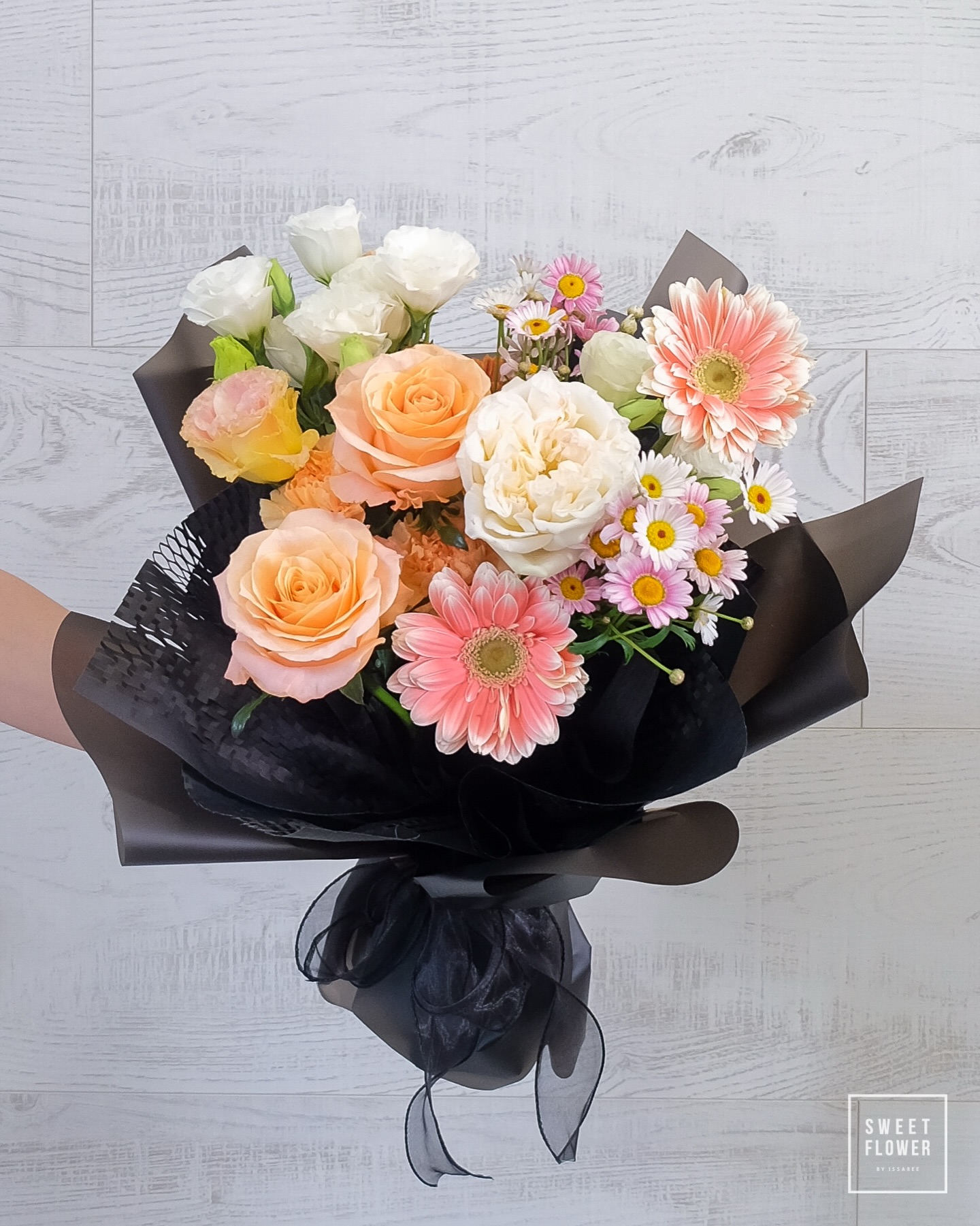 ช่อ พาสเทล คลาสสิก ดอกไม้หลัก กุหลาบ เยอบีร่า — ผลงานร้านดอกไม้ Sweetflower by Issaree — ภาพที่ 2 จาก 3