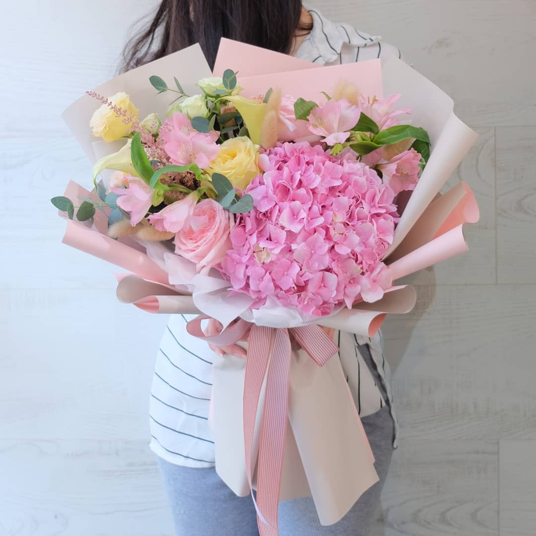 ช่อ พาสเทล หวาน ดอกไม้หลัก ไฮเดรนเยีย กุหลาบ ลิลลี่ — ผลงานร้านดอกไม้ Sweetflower by Issaree