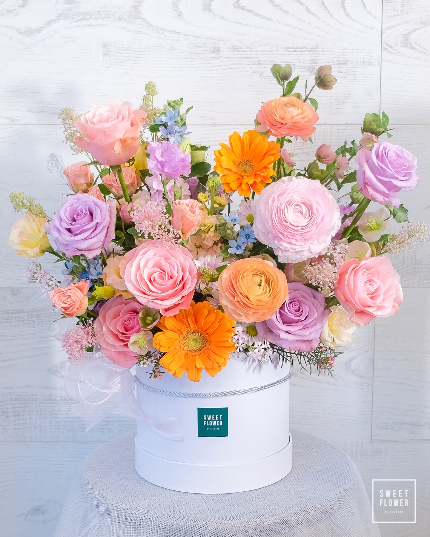 กล่อง พาสเทล หวาน ดอกไม้หลัก กุหลาบ เยอบีร่า คาร์เนชั่น — ผลงานร้านดอกไม้ Sweetflower by Issaree