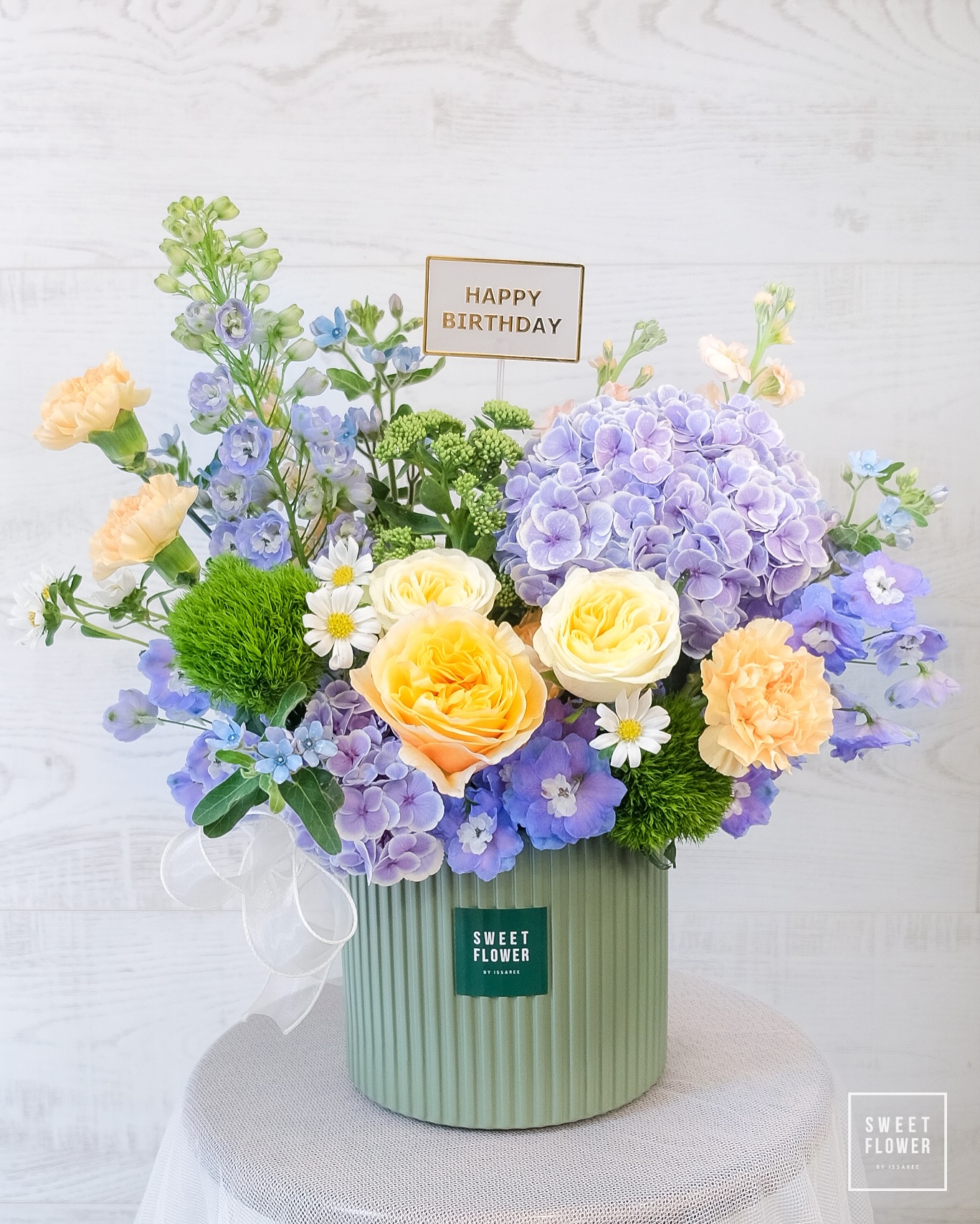 แจกัน ฟ้า คลาสสิก ดอกไม้หลัก ไฮเดรนเยีย กุหลาบ คาร์เนชั่น — ผลงานร้านดอกไม้ Sweetflower by Issaree — ภาพที่ 2 จาก 2