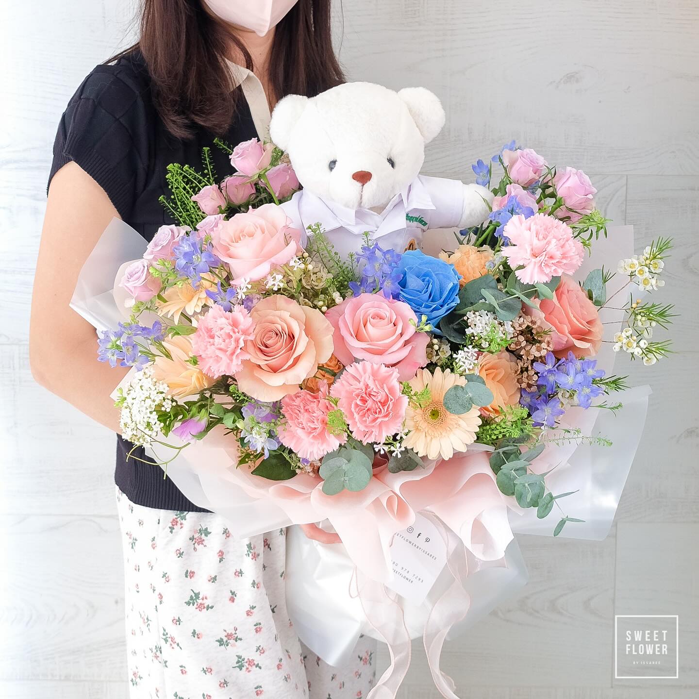 ช่อ หลากสี สดใส ดอกไม้หลัก กุหลาบ คาร์เนชั่น เยอบีร่า — ผลงานร้านดอกไม้ Sweetflower by Issaree — ภาพที่ 2 จาก 2