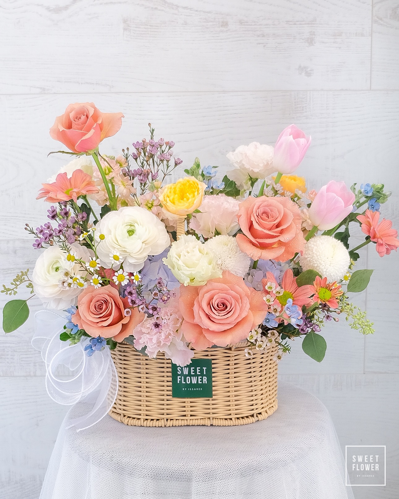 ตะกร้า พาสเทล หวาน ดอกไม้หลัก กุหลาบ คาร์เนชั่น รันนันคูรัส — ผลงานร้านดอกไม้ Sweetflower by Issaree — ภาพที่ 3 จาก 4
