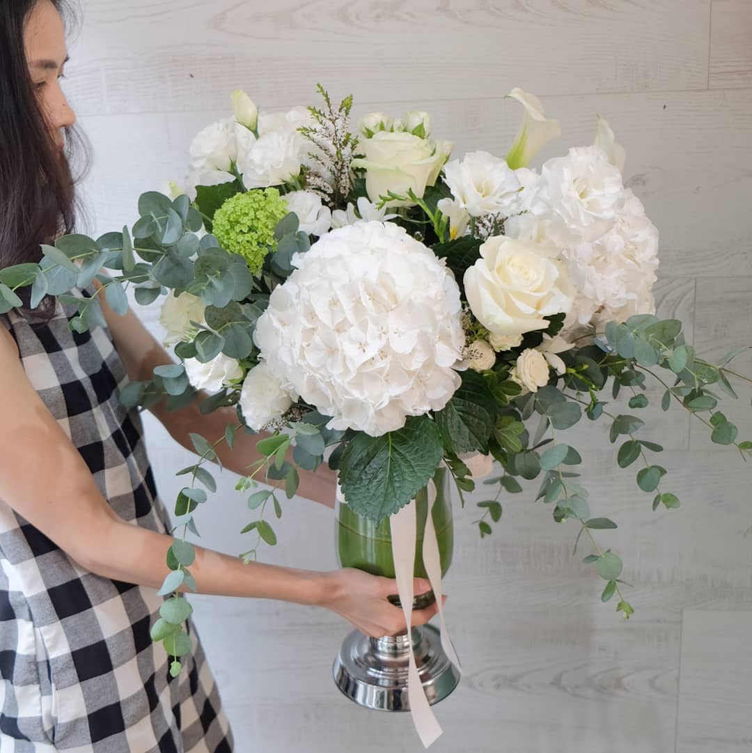แจกัน ขาว-เขียว หวาน ดอกไม้หลัก ไฮเดรนเยีย กุหลาบ ลิลลี่ — ผลงานร้านดอกไม้ Sweetflower by Issaree — ภาพที่ 2 จาก 2