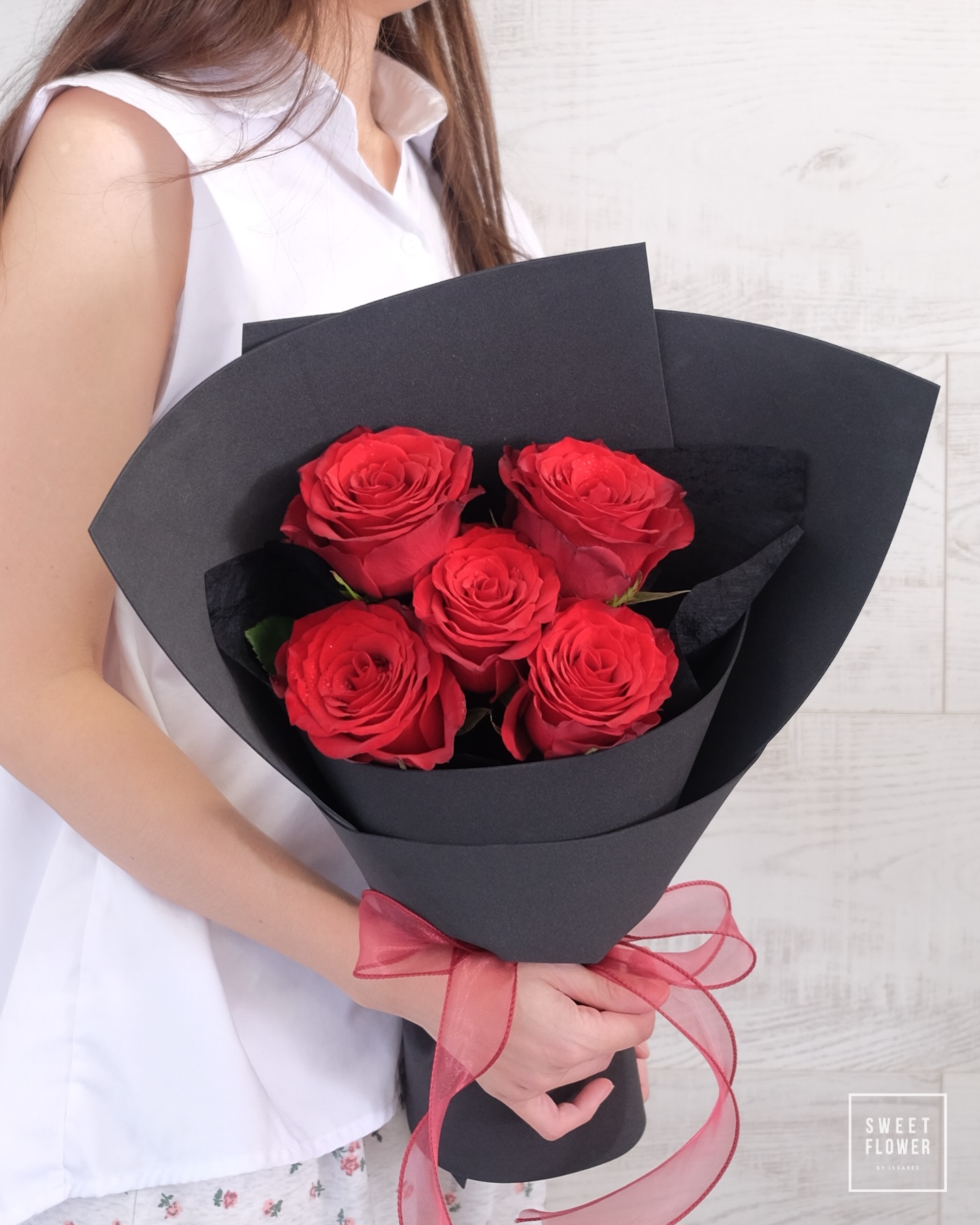 ช่อ แดงโรแมนติก คลาสสิก ดอกไม้หลัก กุหลาบ — ผลงานร้านดอกไม้ Sweetflower by Issaree — ภาพที่ 2 จาก 3