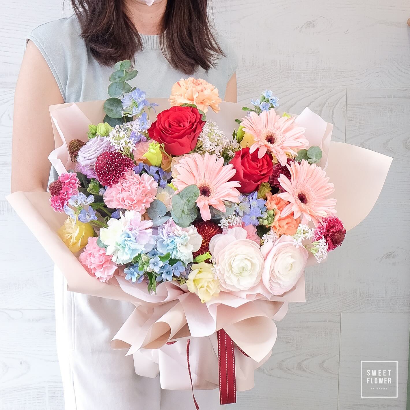 ช่อ หลากสี หวาน ดอกไม้หลัก กุหลาบ เยอบีร่า คาร์เนชั่น — ผลงานร้านดอกไม้ Sweetflower by Issaree — ภาพที่ 2 จาก 2