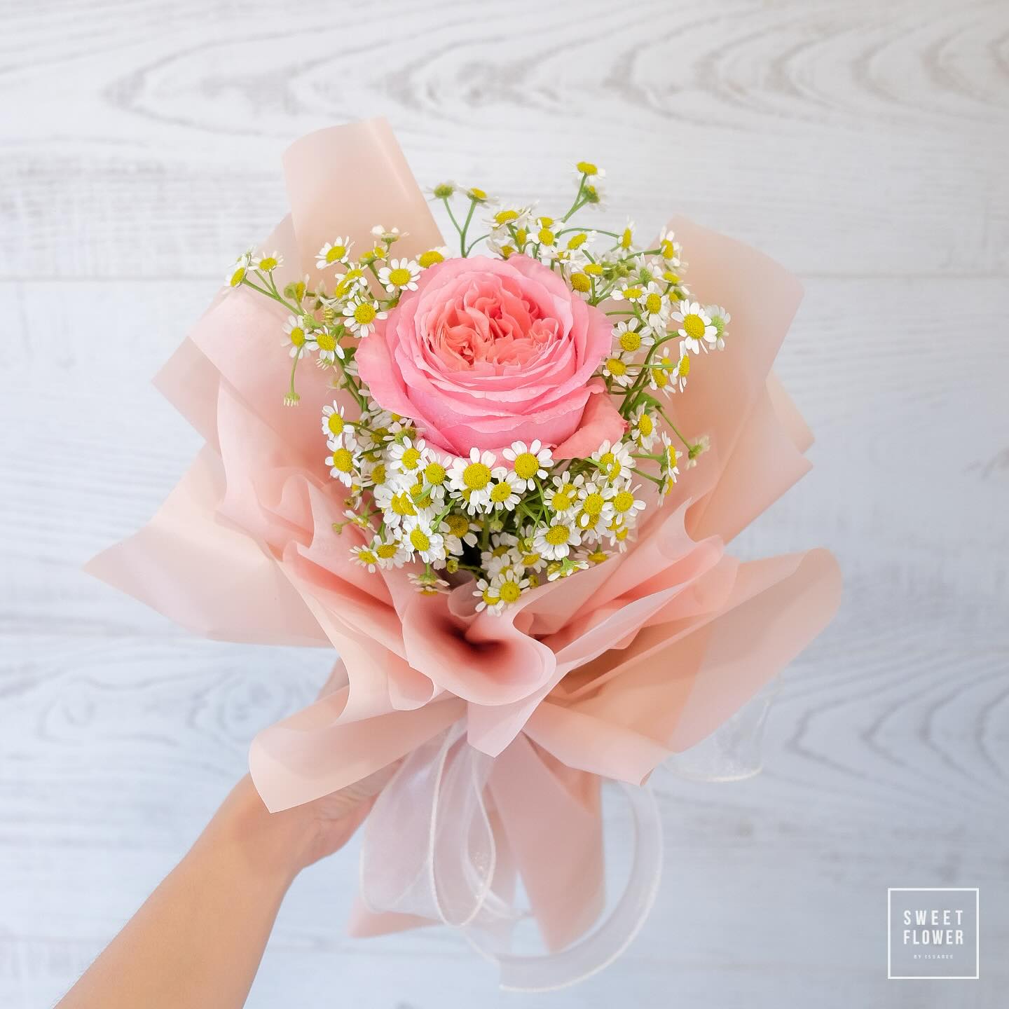 ช่อ ชมพู หวาน ดอกไม้หลัก เดซี่/มาร์กาเร็ต กุหลาบเอกวาดอร์ — ผลงานร้านดอกไม้ Sweetflower by Issaree