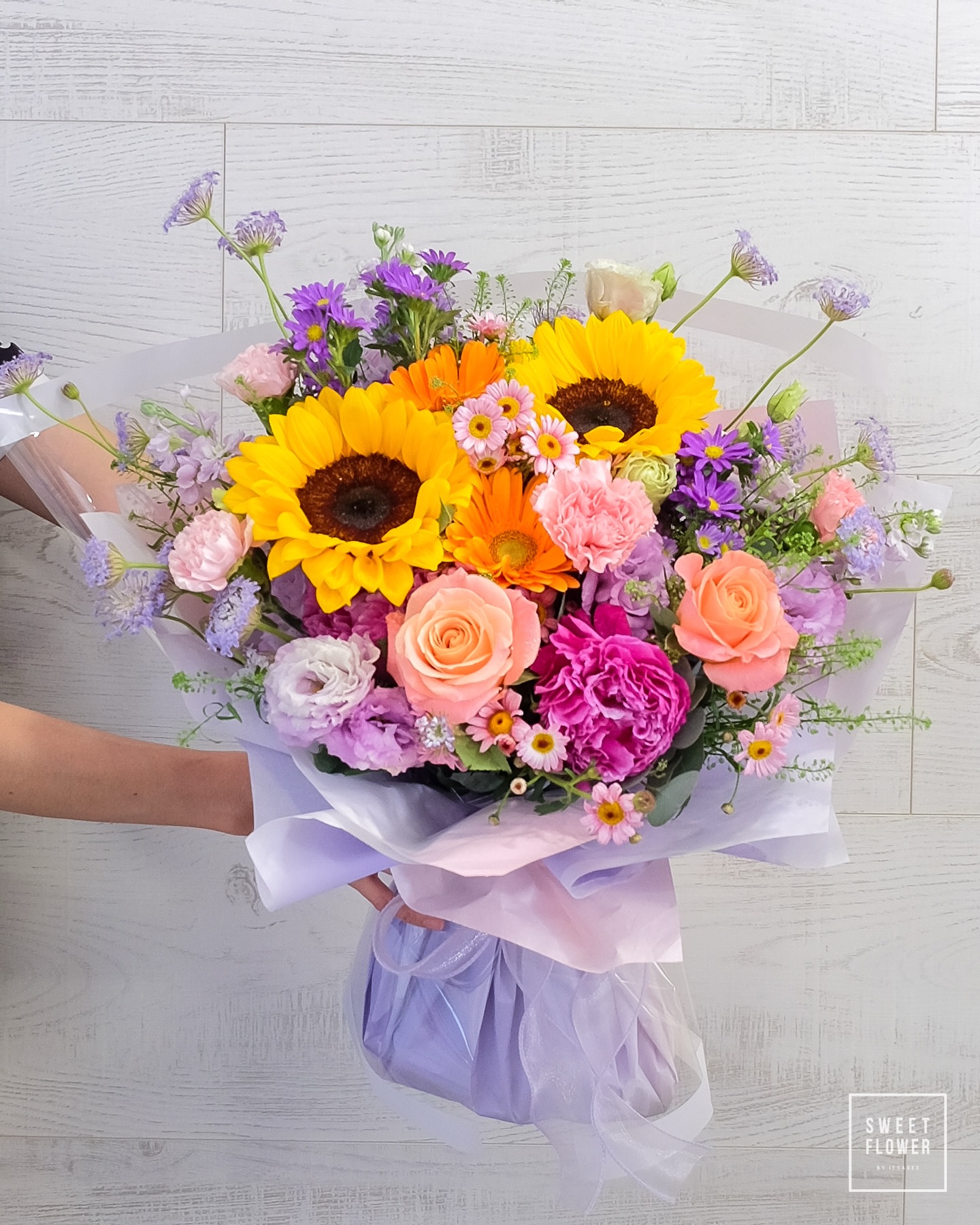ช่อ หลากสี หวาน ดอกไม้หลัก ทานตะวัน เยอบีร่า กุหลาบ — ผลงานร้านดอกไม้ Sweetflower by Issaree — ภาพที่ 2 จาก 3