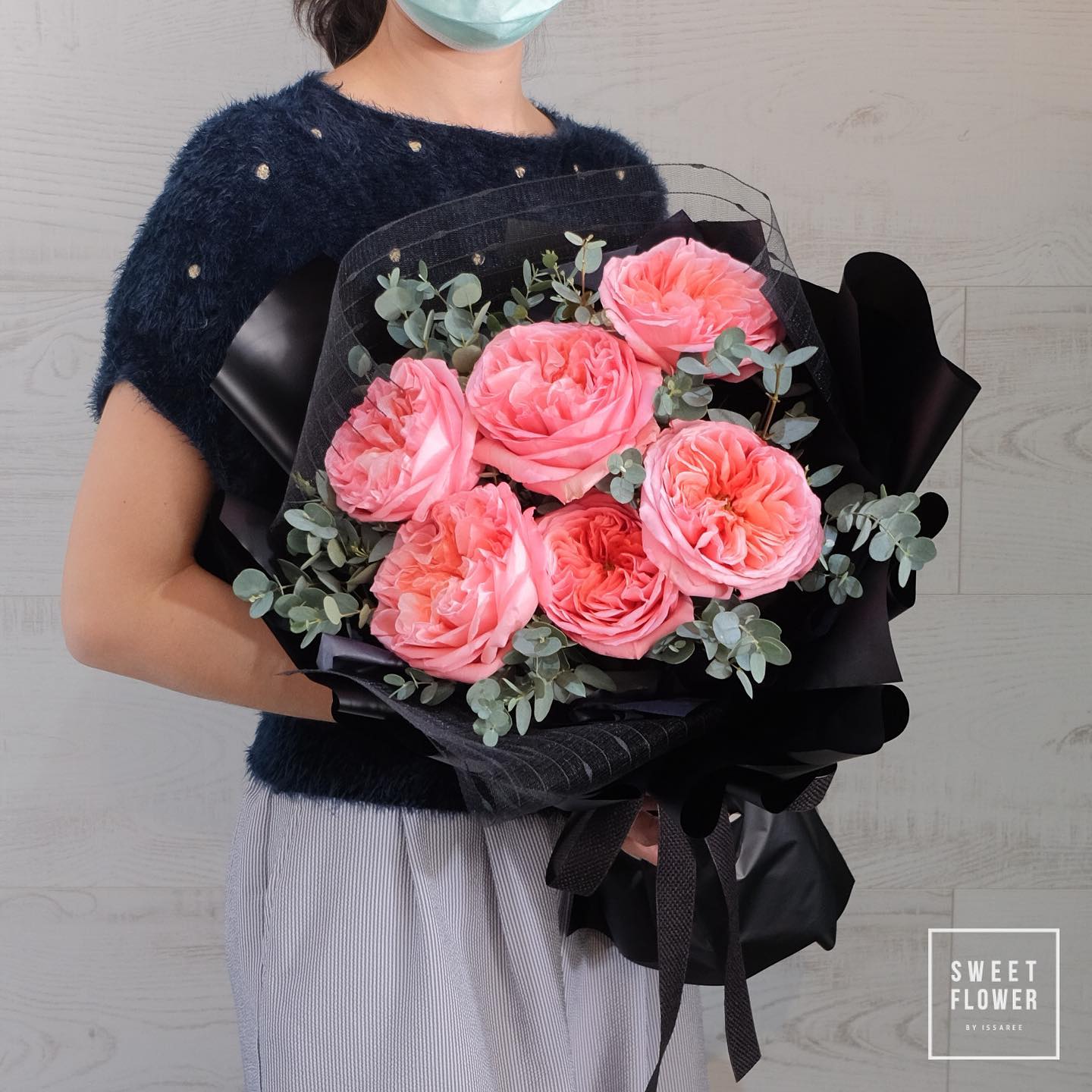ช่อ แดงโรแมนติก หวาน ดอกไม้หลัก กุหลาบ ยูคาลิปตัส/ใบไม้ — ผลงานร้านดอกไม้ Sweetflower by Issaree — ภาพที่ 3 จาก 4