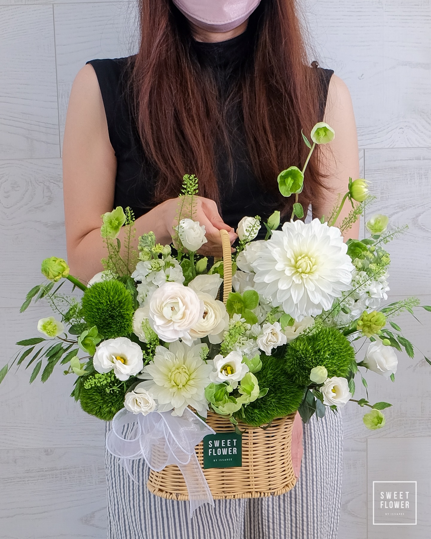 ตะกร้า ขาว-เขียว คลาสสิก ดอกไม้หลัก ดาเลีย — ผลงานร้านดอกไม้ Sweetflower by Issaree