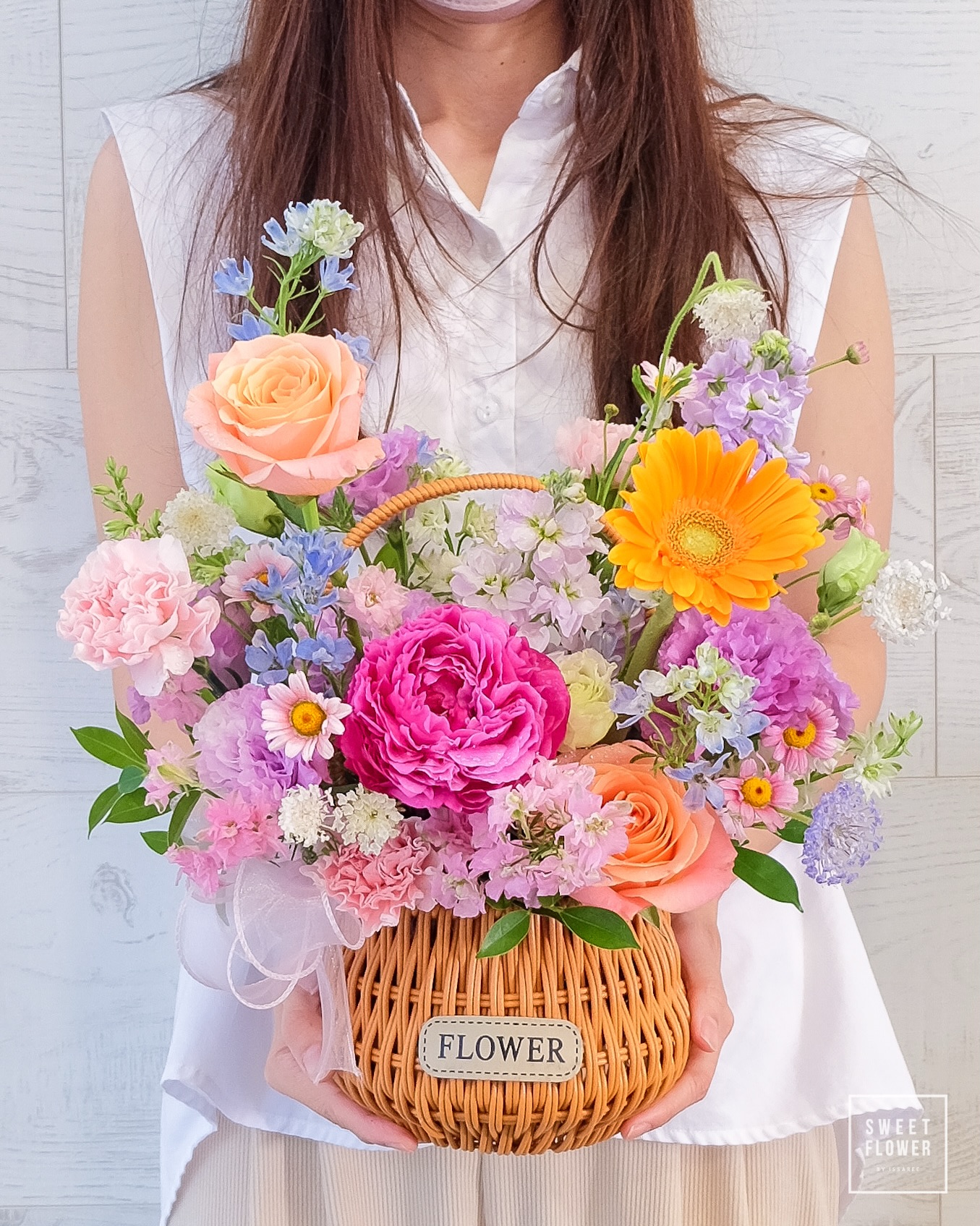 ตะกร้า หลากสี หวาน ดอกไม้หลัก กุหลาบ คาร์เนชั่น เยอบีร่า — ผลงานร้านดอกไม้ Sweetflower by Issaree — ภาพที่ 3 จาก 3