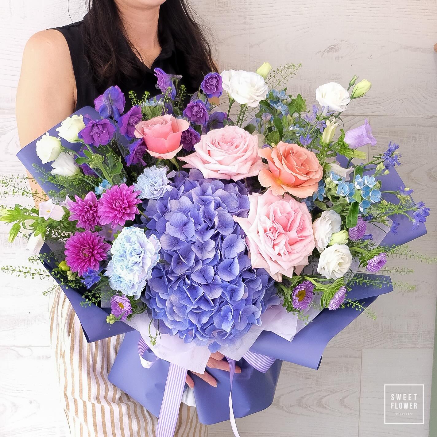 ช่อ ม่วง-ฟ้า ดอกไม้หลัก ไฮเดรนเยีย กุหลาบ คาร์เนชั่น — ผลงานร้านดอกไม้ Sweetflower by Issaree