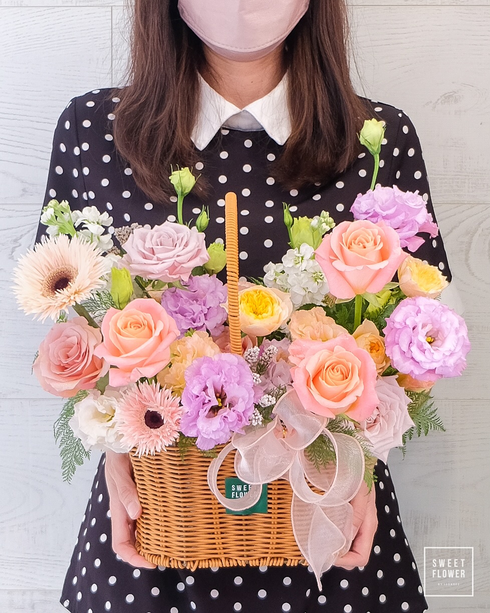 ตะกร้า พาสเทล หวาน ดอกไม้หลัก กุหลาบ เยอบีร่า คาร์เนชั่น — ผลงานร้านดอกไม้ Sweetflower by Issaree — ภาพที่ 2 จาก 2