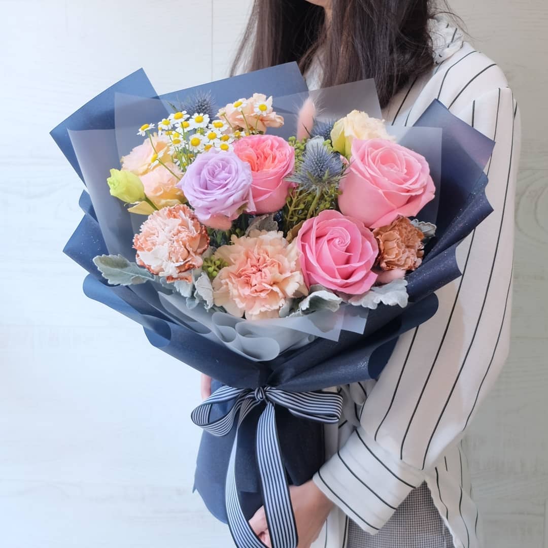 ช่อ หลากสี หวาน ดอกไม้หลัก กุหลาบ คาร์เนชั่น เดซี่/มาร์กาเร็ต — ผลงานร้านดอกไม้ Sweetflower by Issaree — ภาพที่ 2 จาก 2