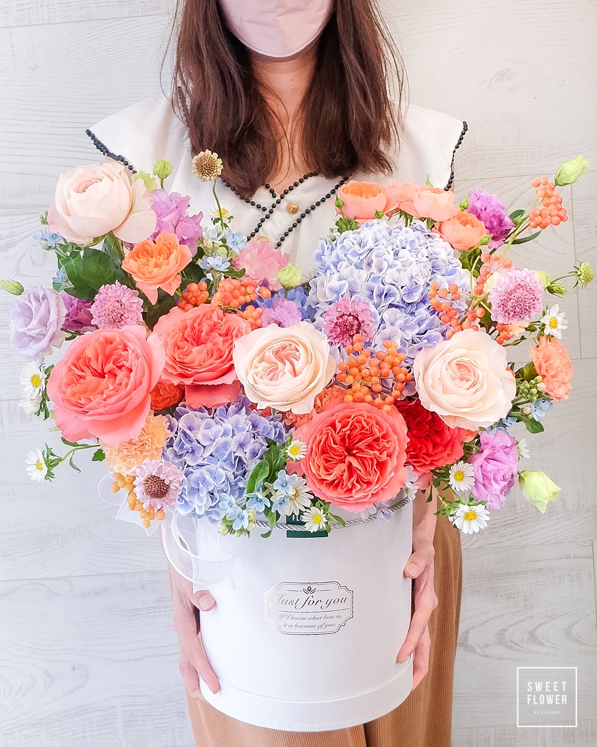 กล่อง หลากสี สดใส ดอกไม้หลัก กุหลาบ ไฮเดรนเยีย คาร์เนชั่น — ผลงานร้านดอกไม้ Sweetflower by Issaree — ภาพที่ 2 จาก 2
