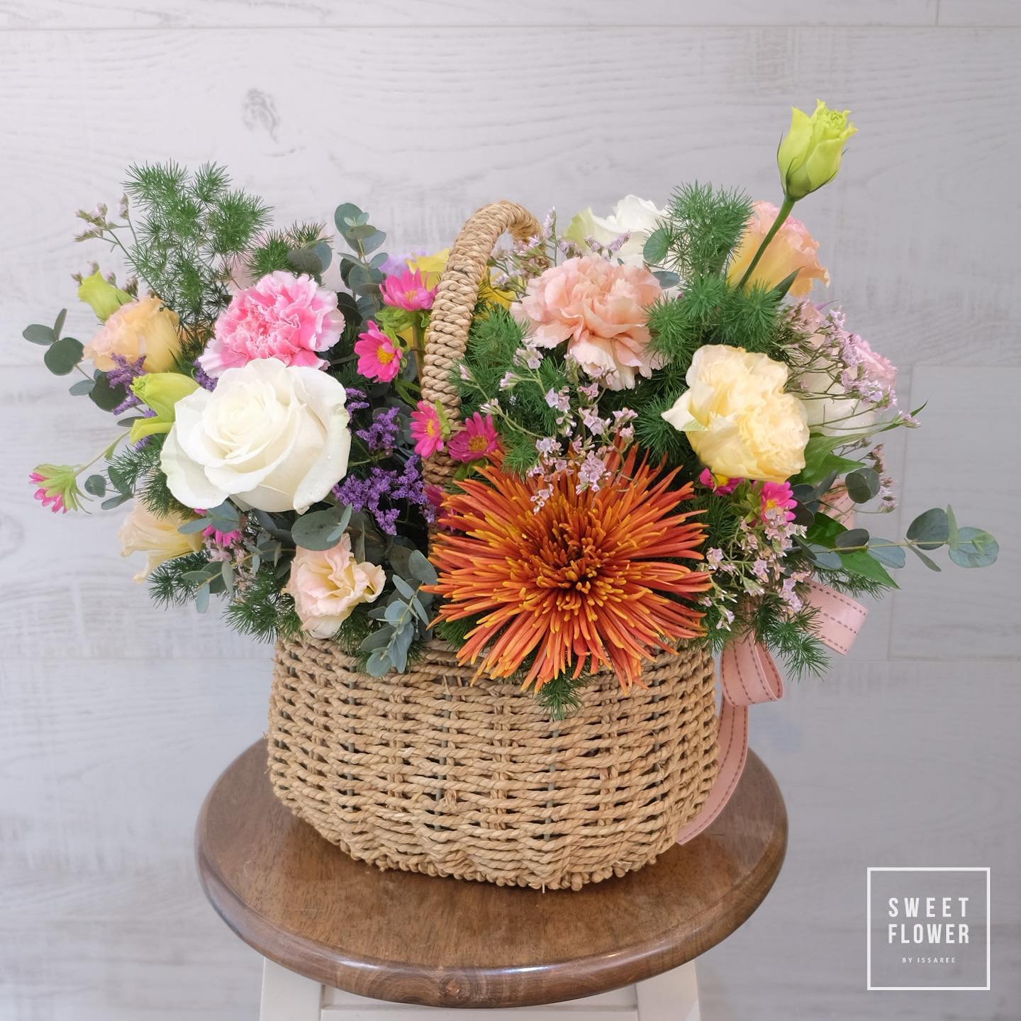 ตะกร้า หลากสี หวาน ดอกไม้หลัก กุหลาบ คาร์เนชั่น เบญจมาศ/มัม — ผลงานร้านดอกไม้ Sweetflower by Issaree — ภาพที่ 6 จาก 7