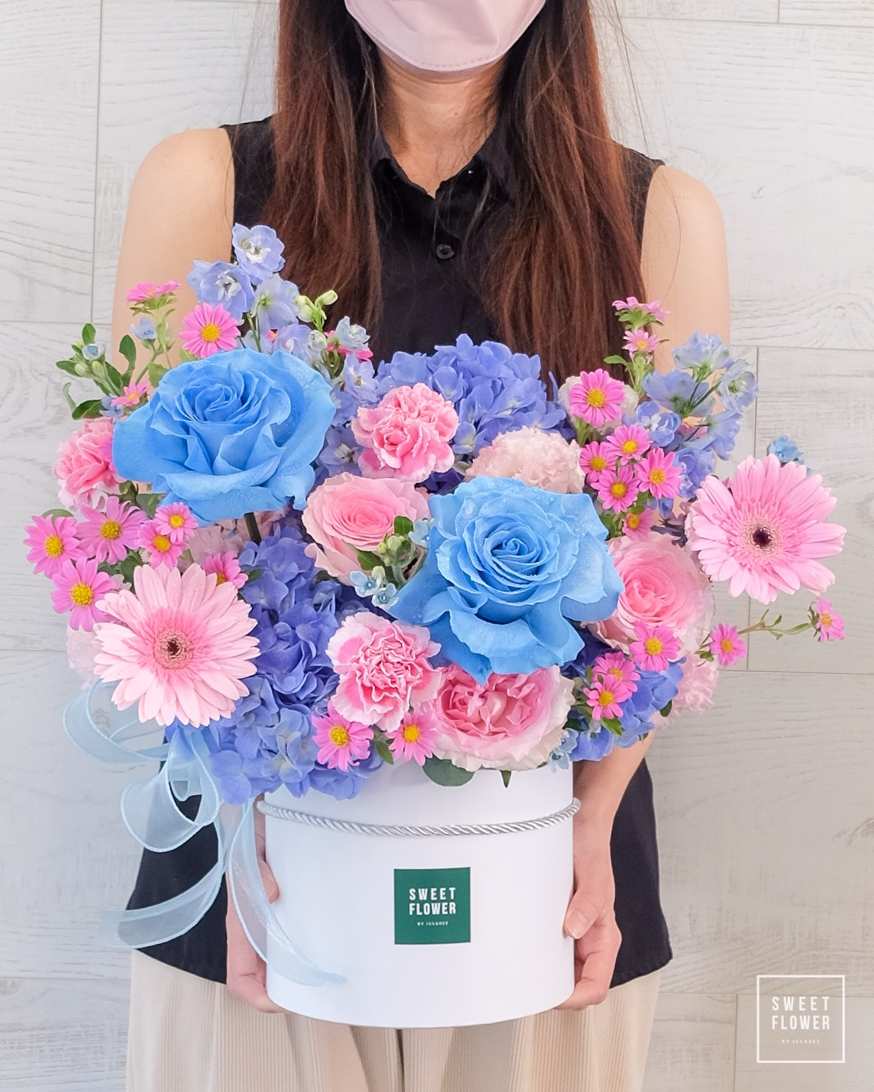 กล่อง ชมพู ฟ้า หวาน ดอกไม้หลัก กุหลาบ ไฮเดรนเยีย เยอบีร่า — ผลงานร้านดอกไม้ Sweetflower by Issaree — ภาพที่ 2 จาก 3