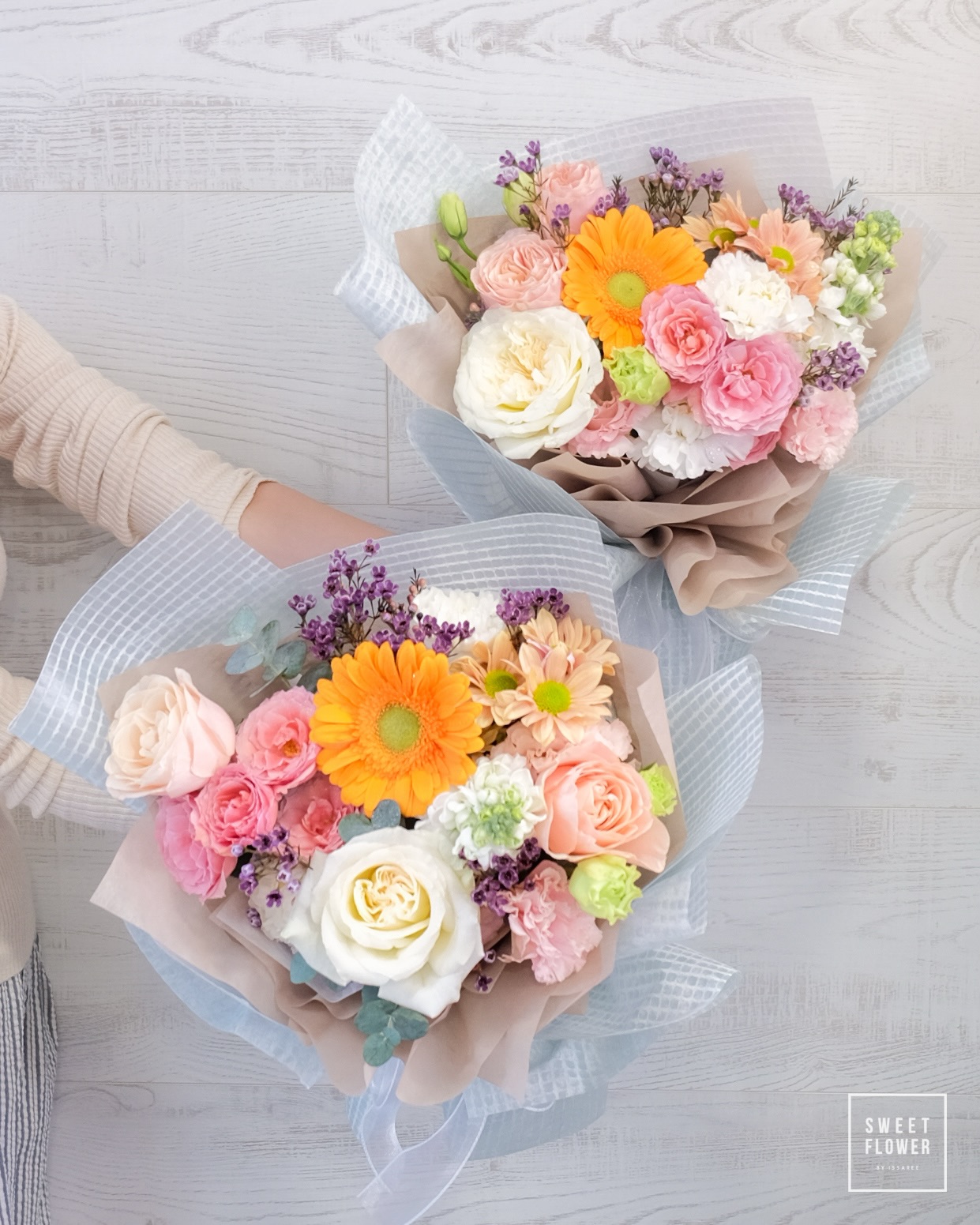ช่อ พาสเทล หวาน ดอกไม้หลัก กุหลาบ เยอบีร่า คาร์เนชั่น — ผลงานร้านดอกไม้ Sweetflower by Issaree — ภาพที่ 2 จาก 2