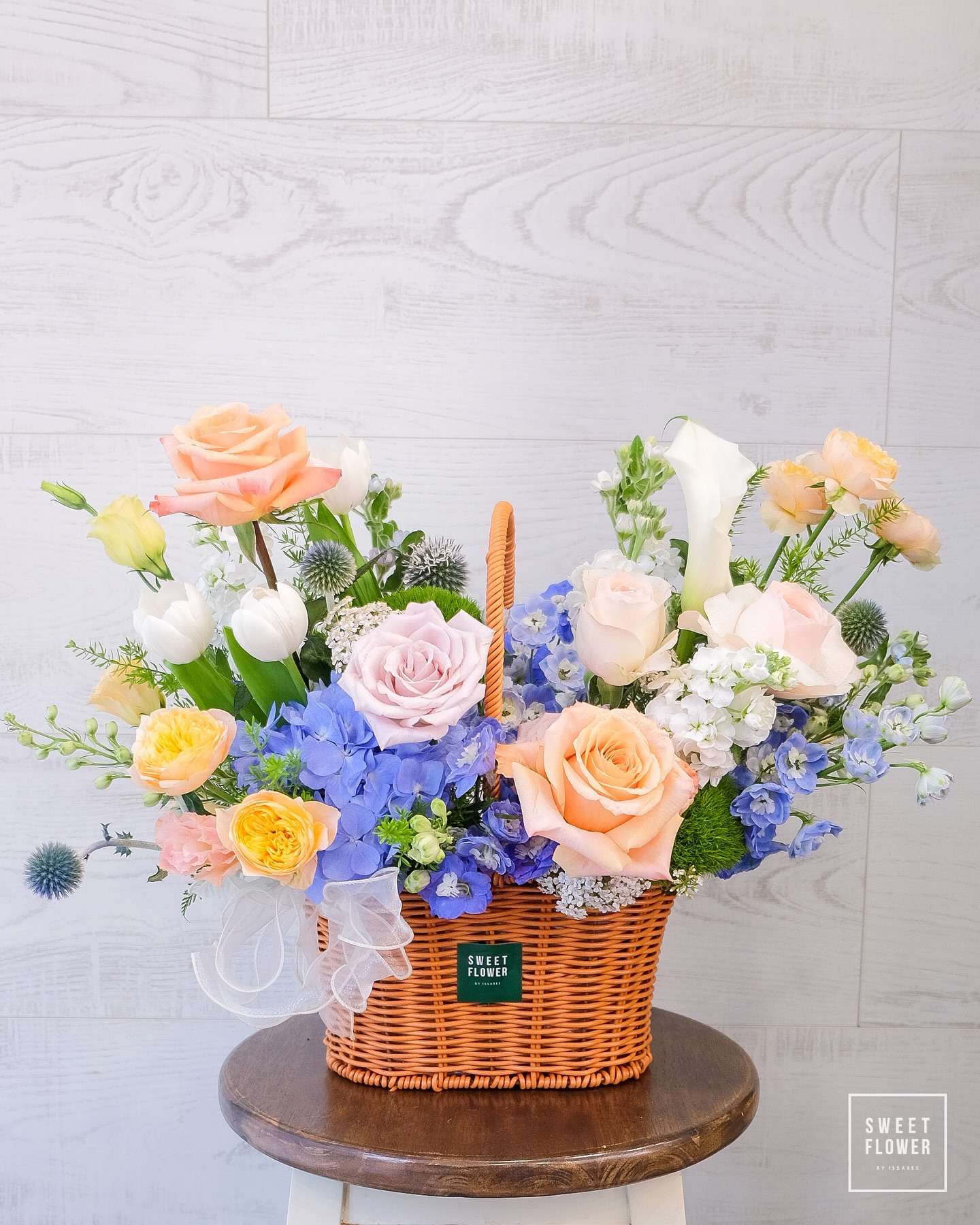 ตะกร้า หลากสี คลาสสิก ดอกไม้หลัก กุหลาบ ไฮเดรนเยีย ไลแซนทัส — ผลงานร้านดอกไม้ Sweetflower by Issaree