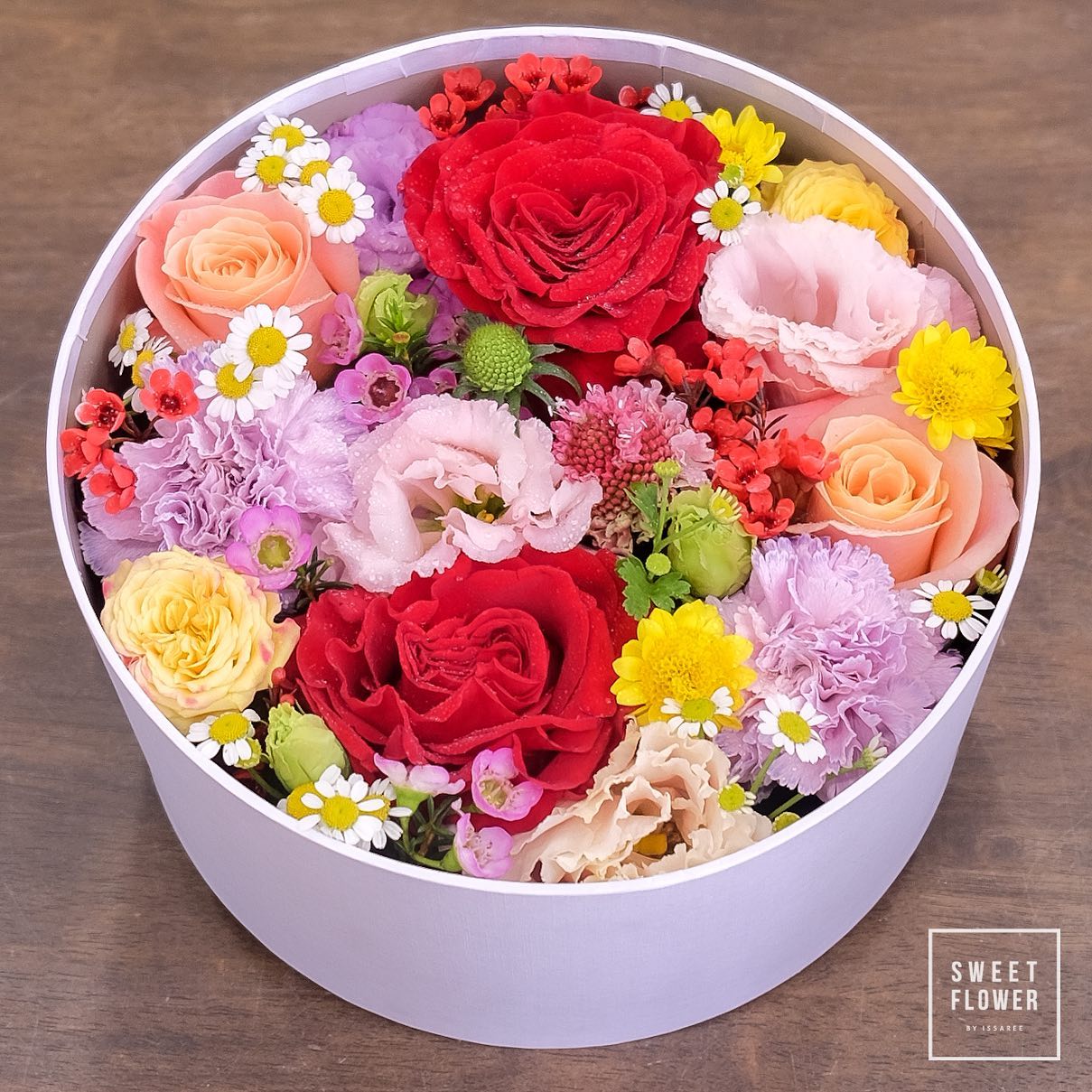 กล่อง หลากสี หวาน ดอกไม้หลัก กุหลาบ คาร์เนชั่น เดซี่/มาร์กาเร็ต — ผลงานร้านดอกไม้ Sweetflower by Issaree