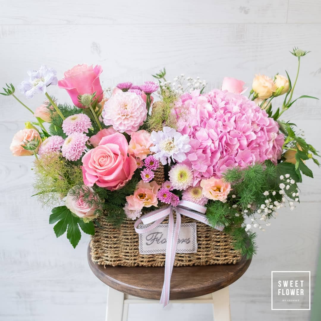 ตะกร้า พาสเทล หวาน ดอกไม้หลัก ไฮเดรนเยีย กุหลาบ คาร์เนชั่น — ผลงานร้านดอกไม้ Sweetflower by Issaree — ภาพที่ 3 จาก 3