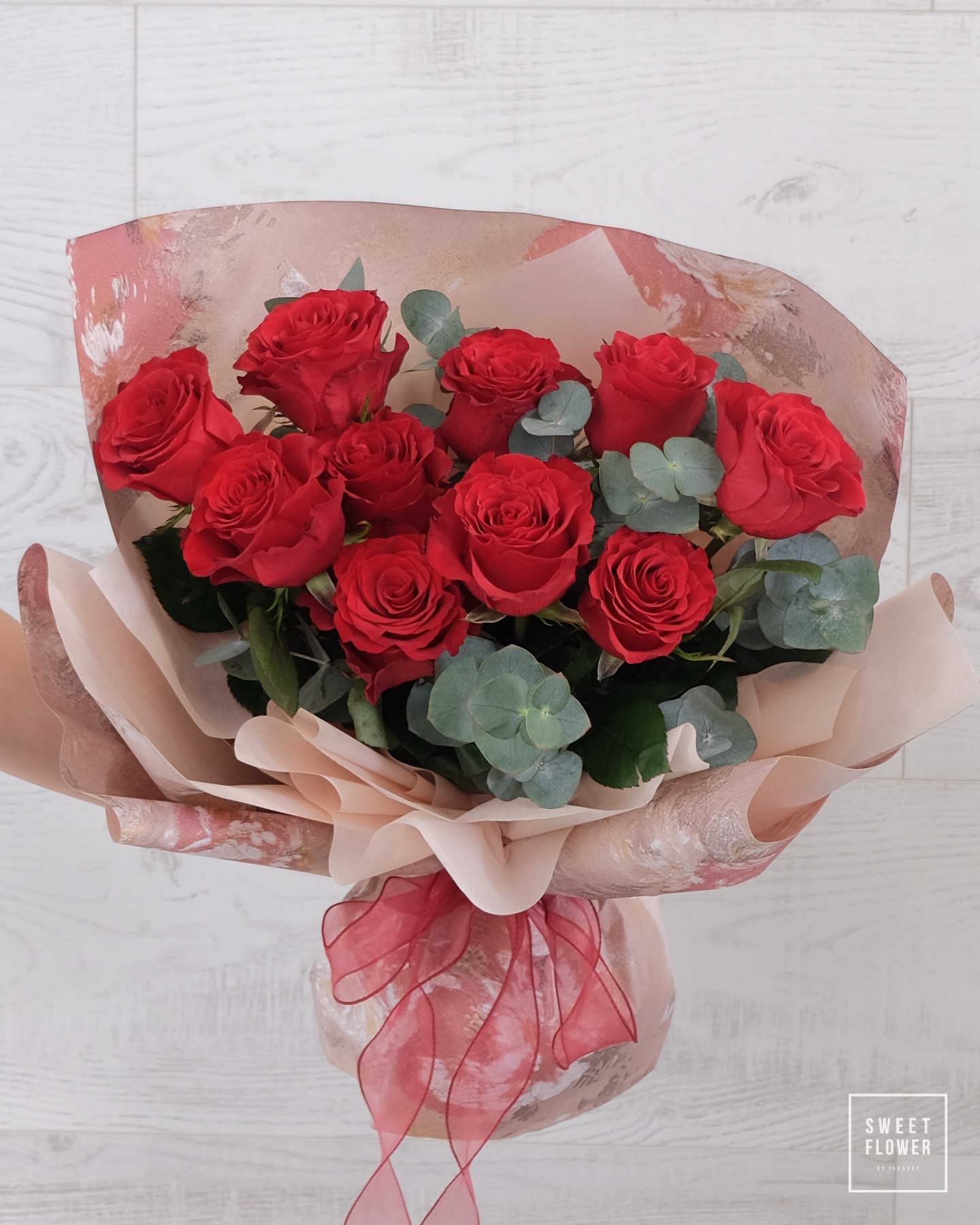 ช่อ แดงโรแมนติก คลาสสิก ดอกไม้หลัก กุหลาบ ยูคาลิปตัส/ใบไม้ — ผลงานร้านดอกไม้ Sweetflower by Issaree