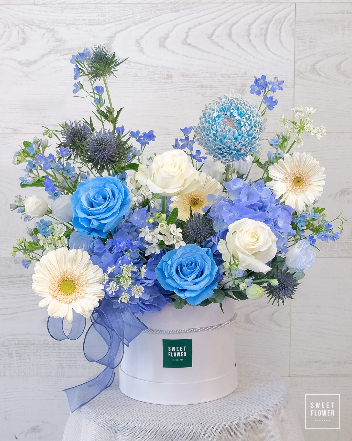 กล่อง ฟ้า ขาว หวาน ดอกไม้หลัก กุหลาบ ไฮเดรนเยีย เบญจมาศ/มัม — ผลงานร้านดอกไม้ Sweetflower by Issaree