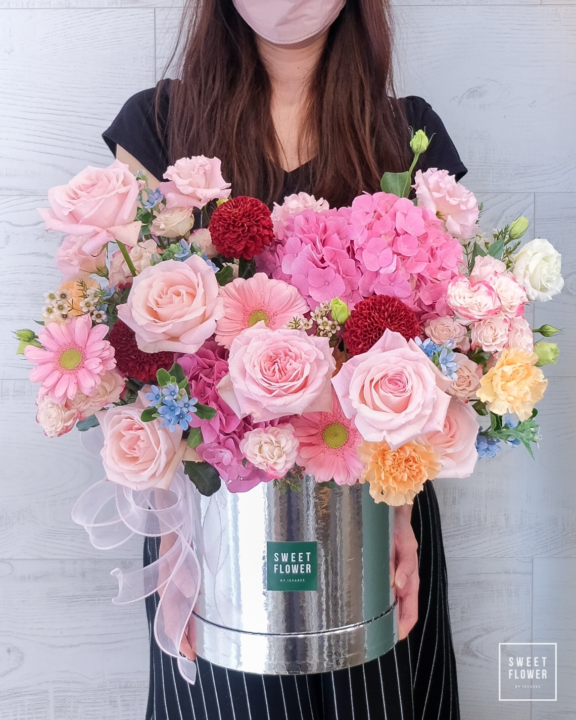 กล่อง ชมพู หวาน ดอกไม้หลัก กุหลาบ ไฮเดรนเยีย เยอบีร่า — ผลงานร้านดอกไม้ Sweetflower by Issaree — ภาพที่ 2 จาก 2