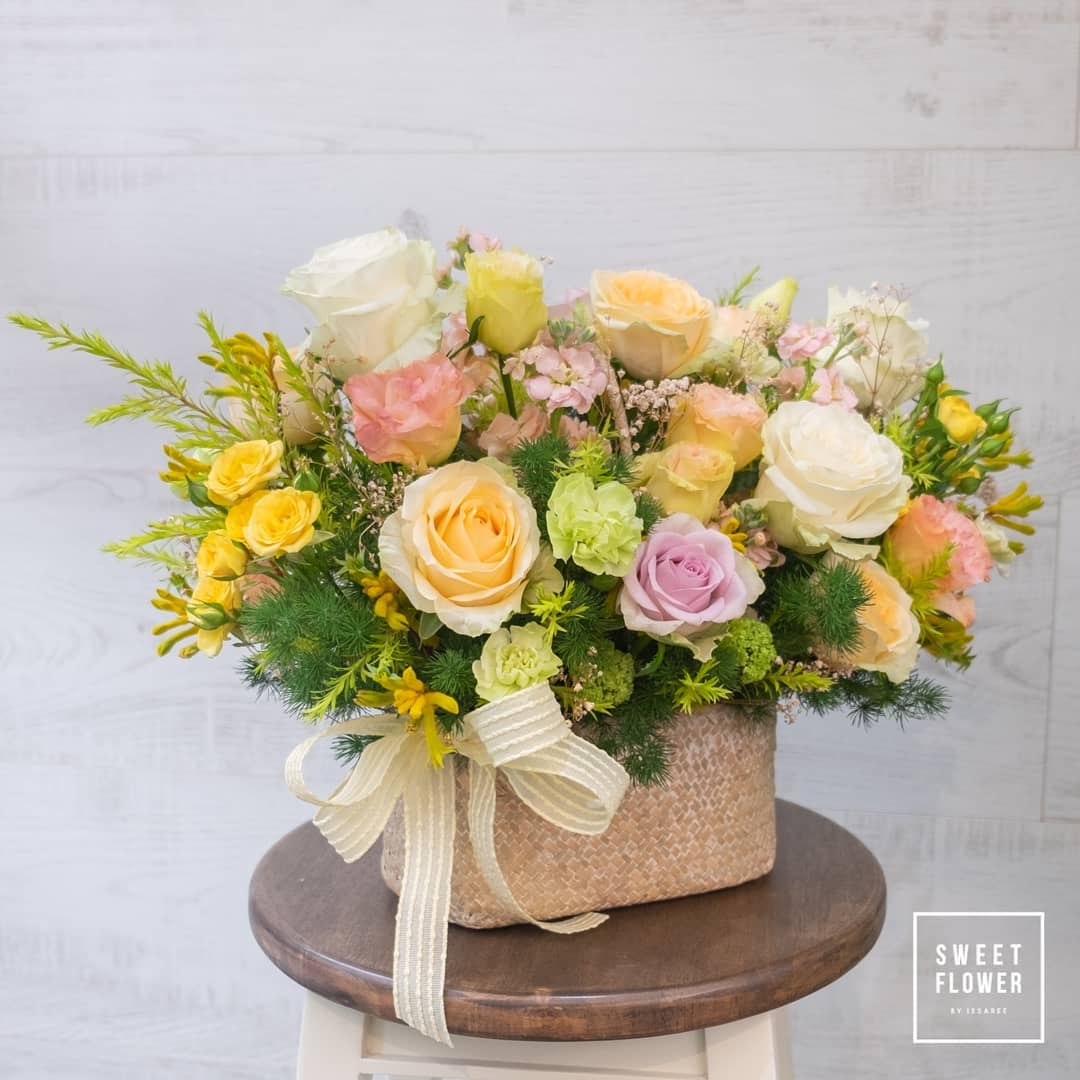 กล่อง หลากสี หวาน ดอกไม้หลัก กุหลาบ คาร์เนชั่น เบญจมาศ/มัม — ผลงานร้านดอกไม้ Sweetflower by Issaree — ภาพที่ 4 จาก 4