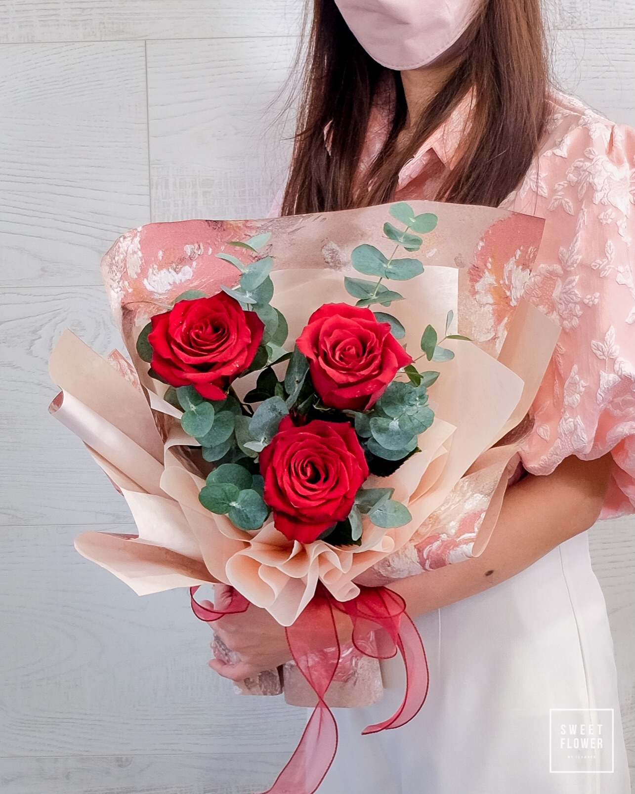 ช่อ แดงโรแมนติก หวาน ดอกไม้หลัก กุหลาบ ยูคาลิปตัส/ใบไม้ — ผลงานร้านดอกไม้ Sweetflower by Issaree — ภาพที่ 3 จาก 8