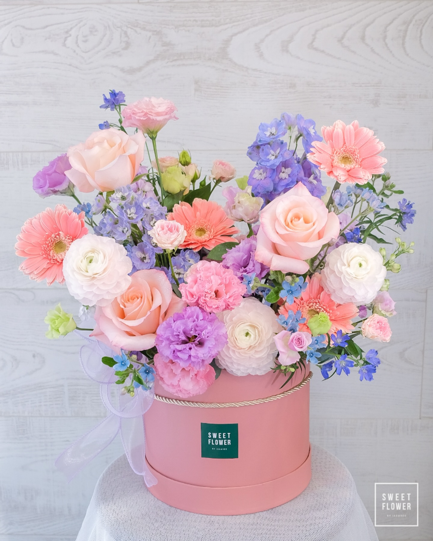 กล่อง หลากสี หวาน ดอกไม้หลัก กุหลาบ เยอบีร่า คาร์เนชั่น — ผลงานร้านดอกไม้ Sweetflower by Issaree — ภาพที่ 1 จาก 1