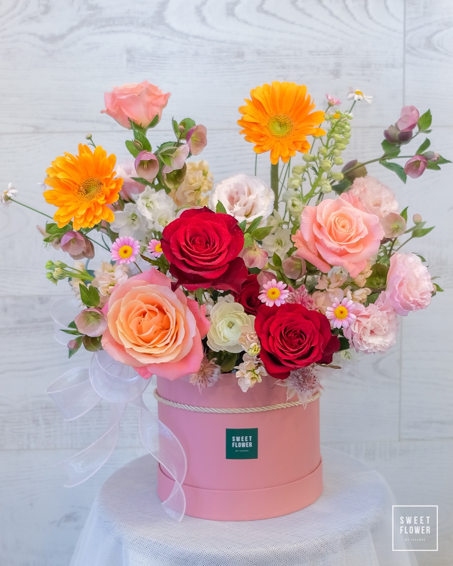 กล่อง หลากสี หวาน ดอกไม้หลัก กุหลาบ เยอบีร่า คาร์เนชั่น — ผลงานร้านดอกไม้ Sweetflower by Issaree — ภาพที่ 3 จาก 4