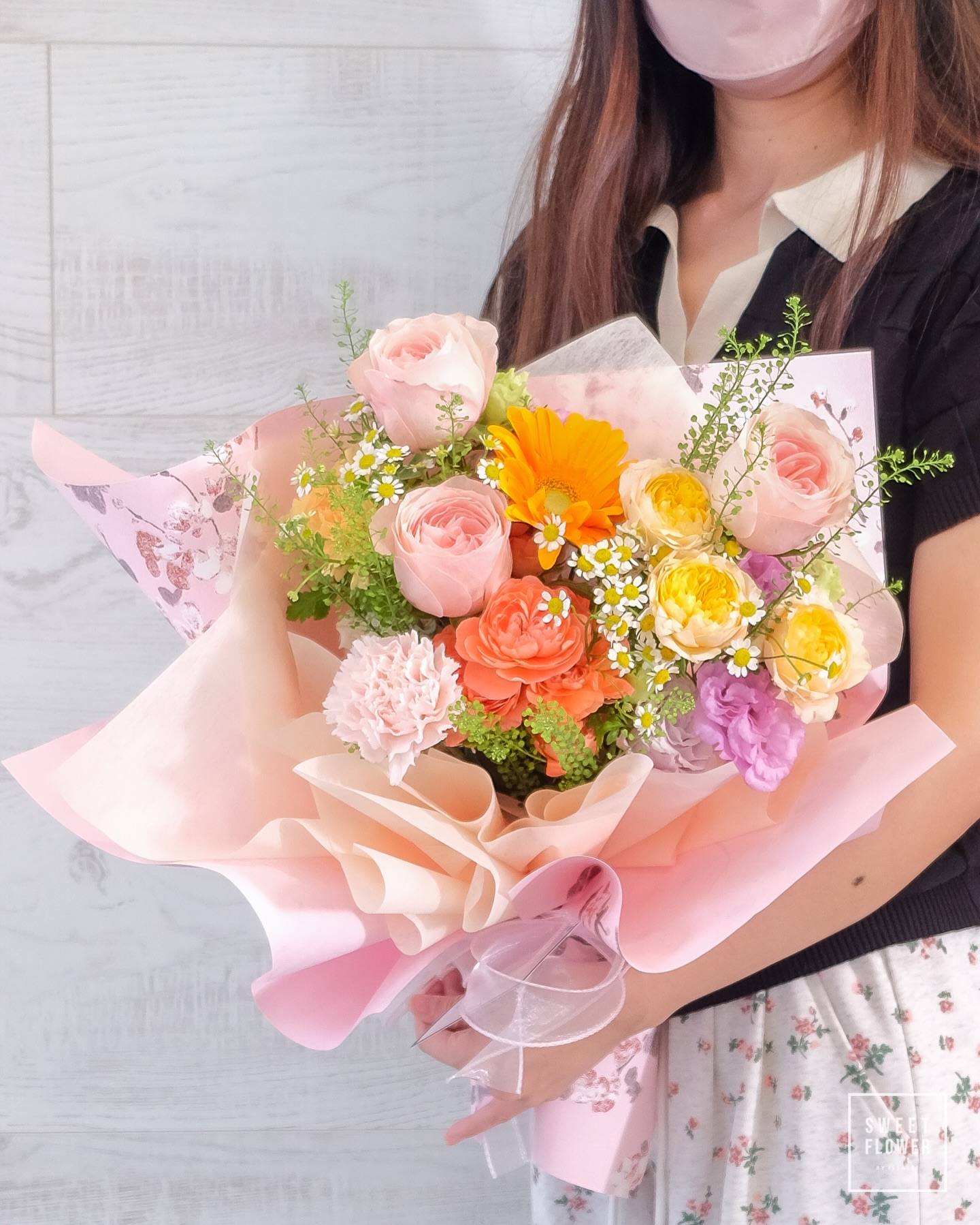 ช่อ พาสเทล หวาน ดอกไม้หลัก กุหลาบ เยอบีร่า คาร์เนชั่น — ผลงานร้านดอกไม้ Sweetflower by Issaree — ภาพที่ 3 จาก 3