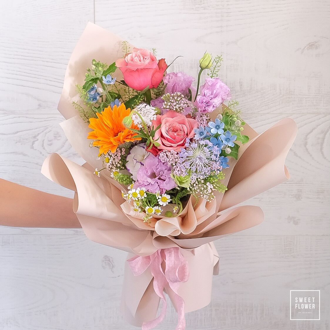 ช่อ หลากสี หวาน ดอกไม้หลัก กุหลาบ เยอบีร่า คาร์เนชั่น — ผลงานร้านดอกไม้ Sweetflower by Issaree — ภาพที่ 2 จาก 3