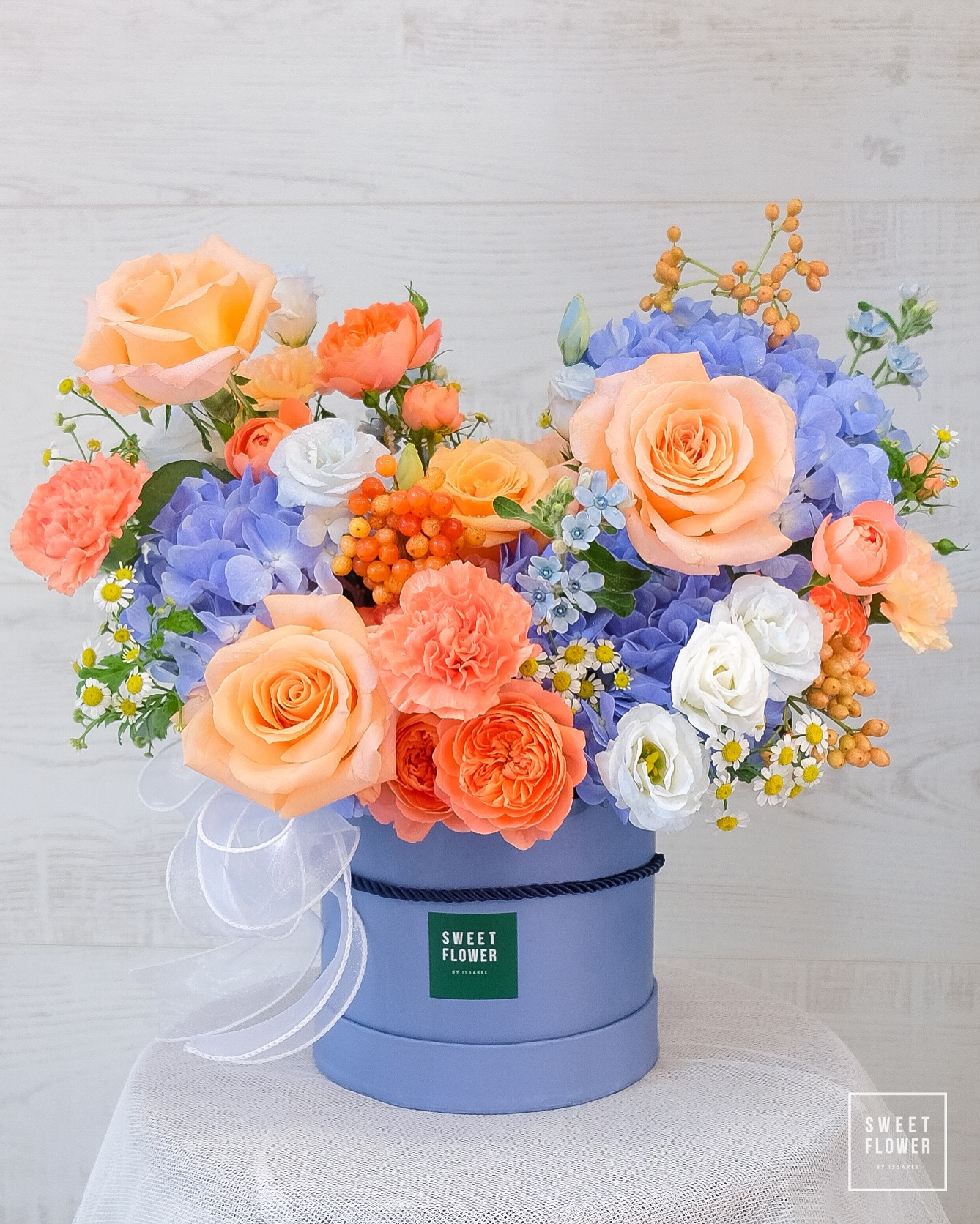 กล่อง หลากสี สดใส ดอกไม้หลัก กุหลาบ ไฮเดรนเยีย คาร์เนชั่น — ผลงานร้านดอกไม้ Sweetflower by Issaree — ภาพที่ 2 จาก 2