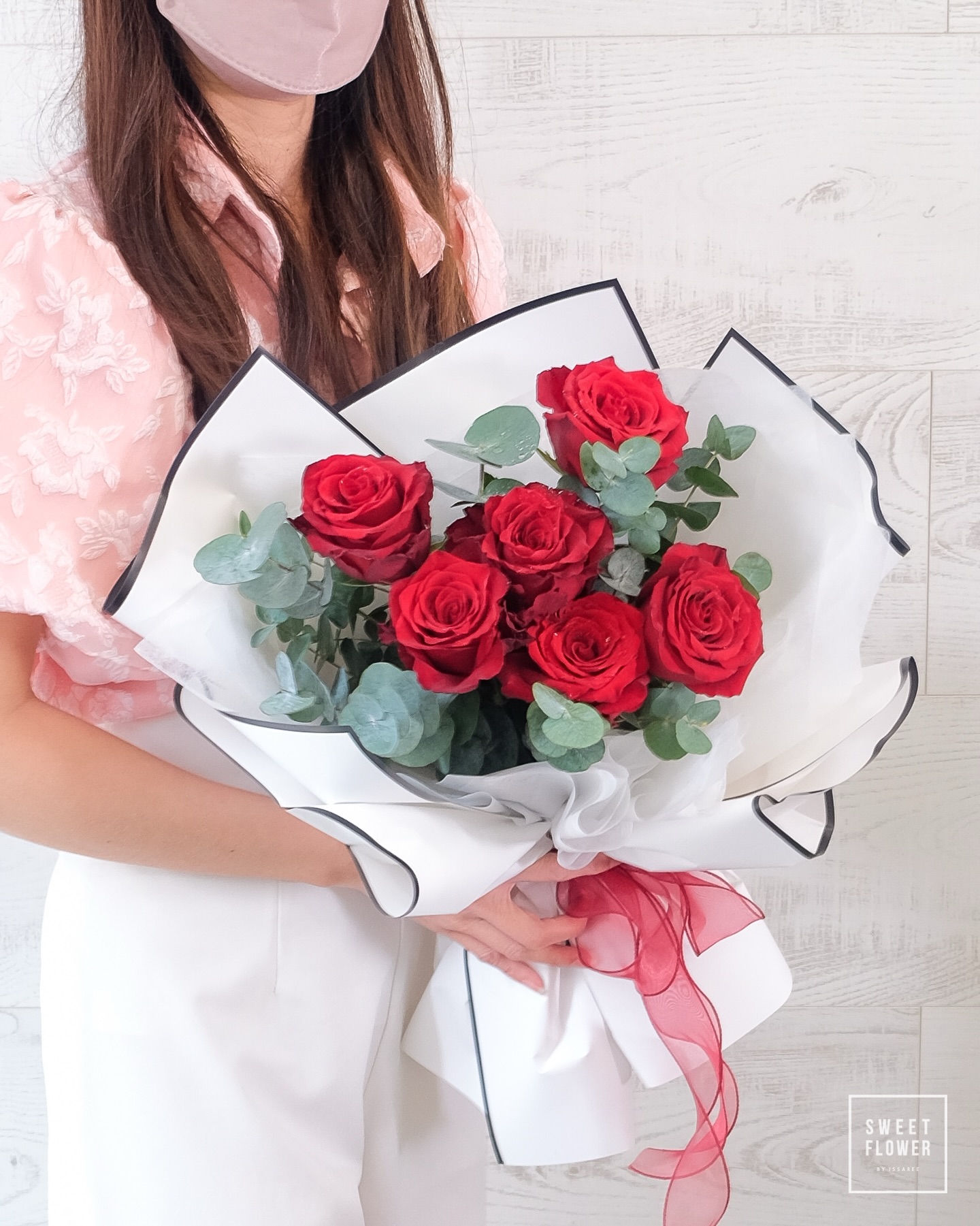 ช่อ แดงโรแมนติก คลาสสิก ดอกไม้หลัก กุหลาบ ยูคาลิปตัส/ใบไม้ — ผลงานร้านดอกไม้ Sweetflower by Issaree — ภาพที่ 4 จาก 8