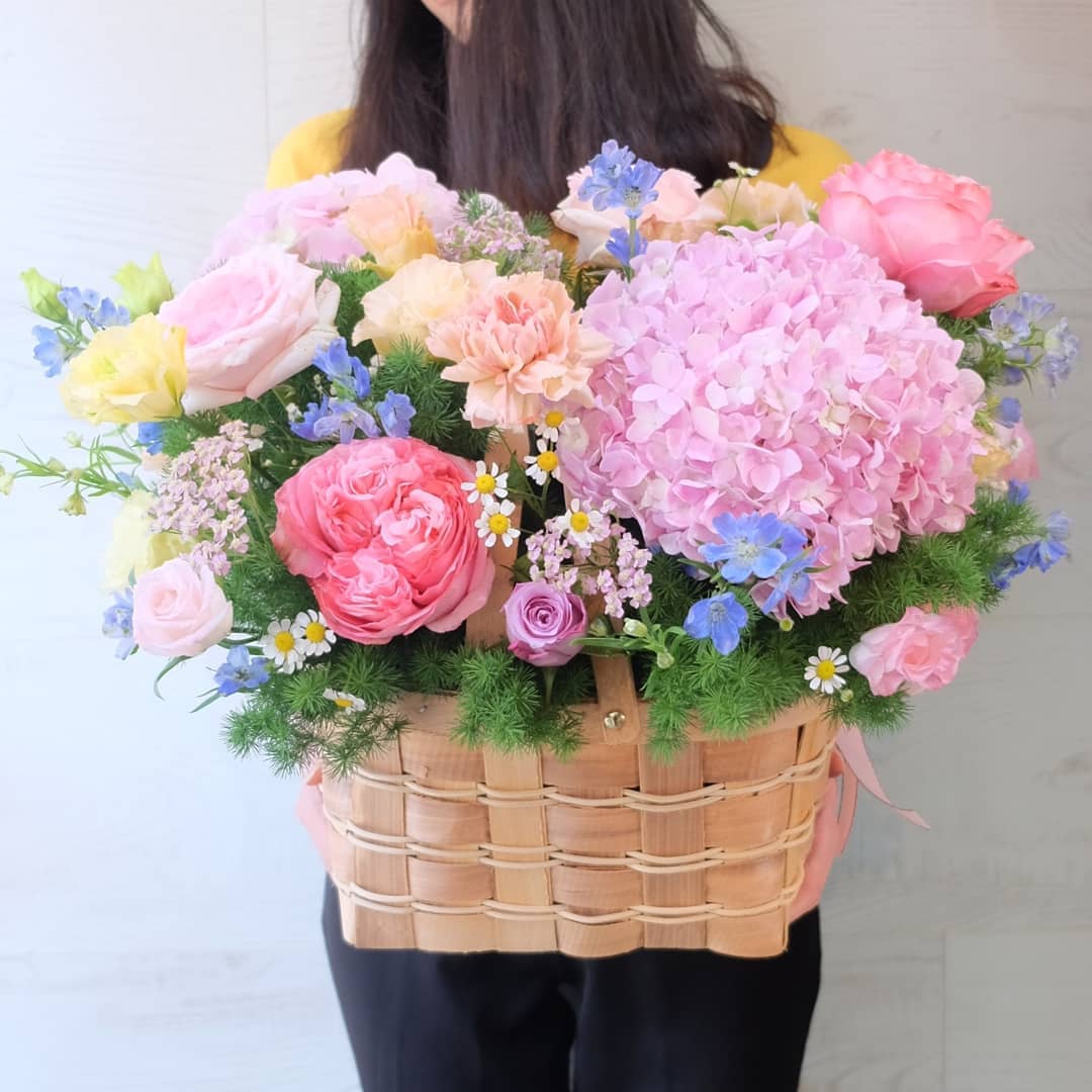 ตะกร้า พาสเทล หวาน ดอกไม้หลัก กุหลาบ ไฮเดรนเยีย คาร์เนชั่น — ผลงานร้านดอกไม้ Sweetflower by Issaree — ภาพที่ 2 จาก 2
