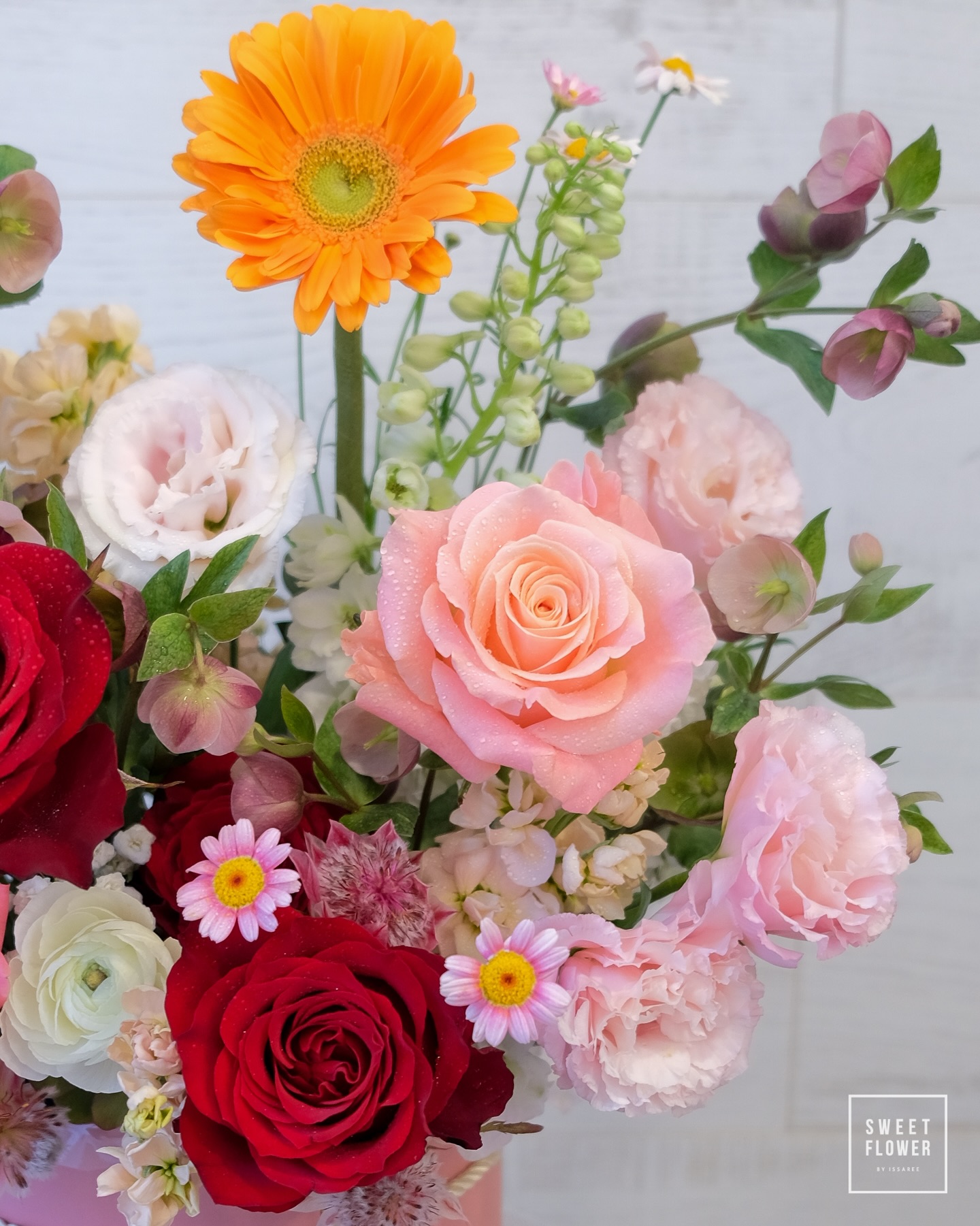 กล่อง หลากสี หวาน ดอกไม้หลัก กุหลาบ เยอบีร่า คาร์เนชั่น — ผลงานร้านดอกไม้ Sweetflower by Issaree — ภาพที่ 4 จาก 4