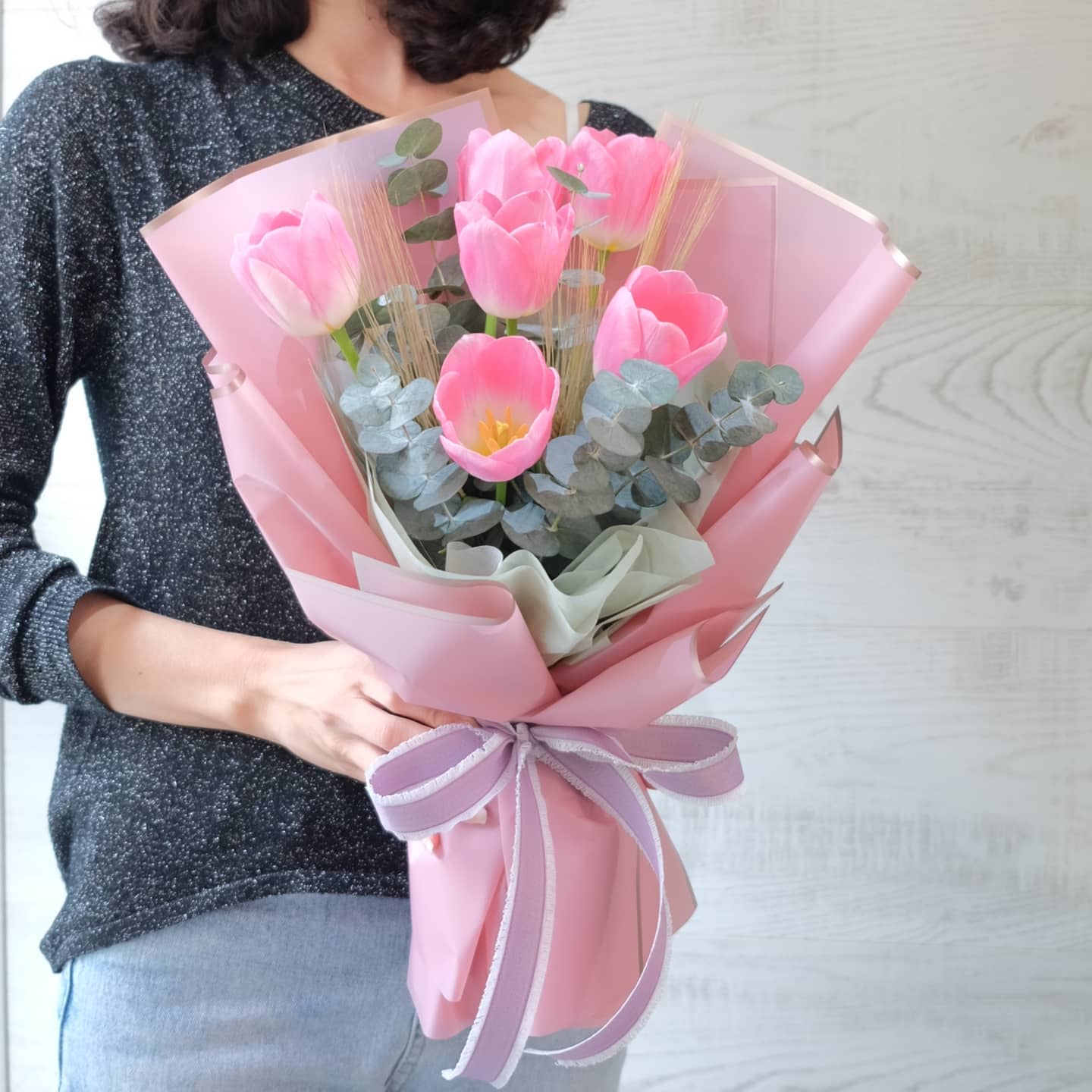 ช่อ พาสเทล หวาน ดอกไม้หลัก ทิวลิป ยูคาลิปตัส/ใบไม้ — ผลงานร้านดอกไม้ Sweetflower by Issaree