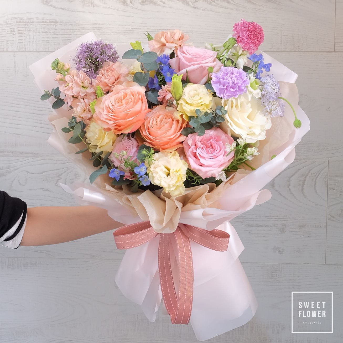 ช่อ พาสเทล หวาน ดอกไม้หลัก กุหลาบ คาร์เนชั่น เบญจมาศ/มัม — ผลงานร้านดอกไม้ Sweetflower by Issaree — ภาพที่ 4 จาก 4