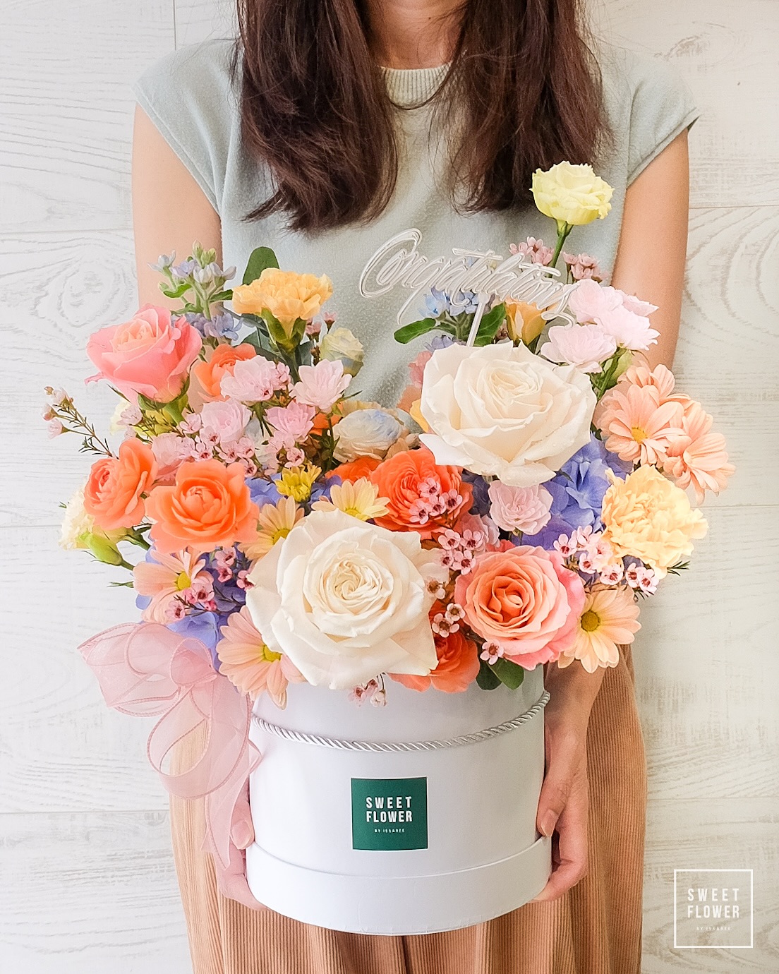 กล่อง หลากสี คลาสสิก ดอกไม้หลัก กุหลาบ คาร์เนชั่น ไฮเดรนเยีย — ผลงานร้านดอกไม้ Sweetflower by Issaree — ภาพที่ 2 จาก 2
