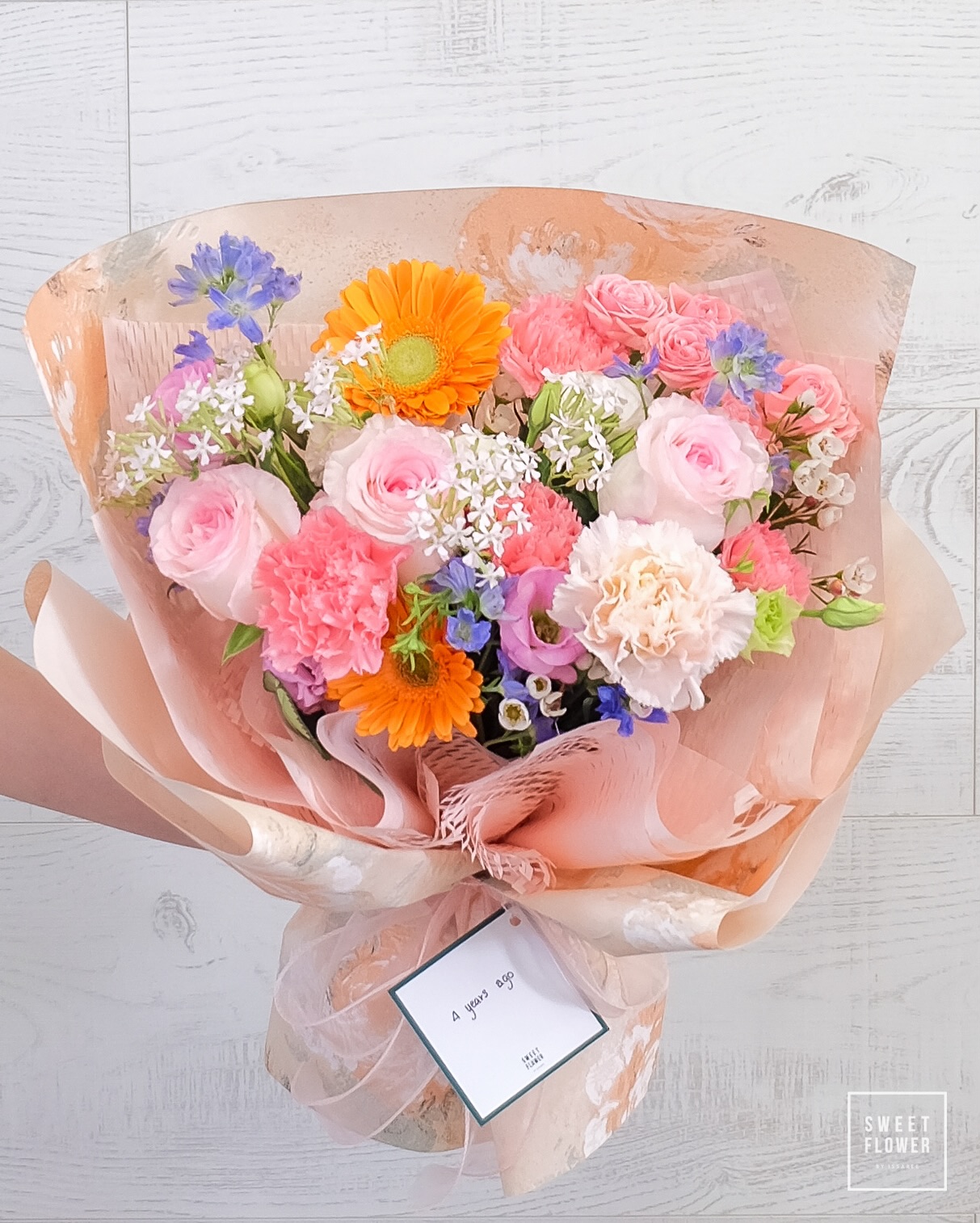 ช่อ หลากสี หวาน ดอกไม้หลัก กุหลาบ คาร์เนชั่น เยอบีร่า — ผลงานร้านดอกไม้ Sweetflower by Issaree