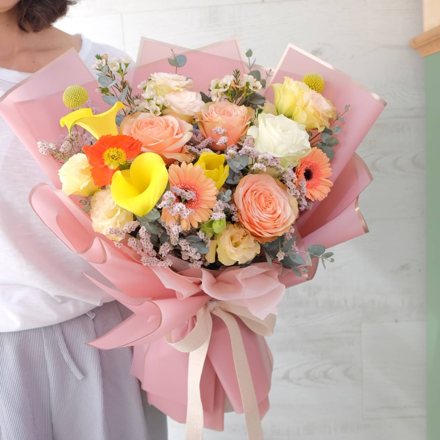 ช่อ หลากสี สดใส ดอกไม้หลัก กุหลาบ เดซี่/มาร์กาเร็ต ลิลลี่ — ผลงานร้านดอกไม้ Sweetflower by Issaree