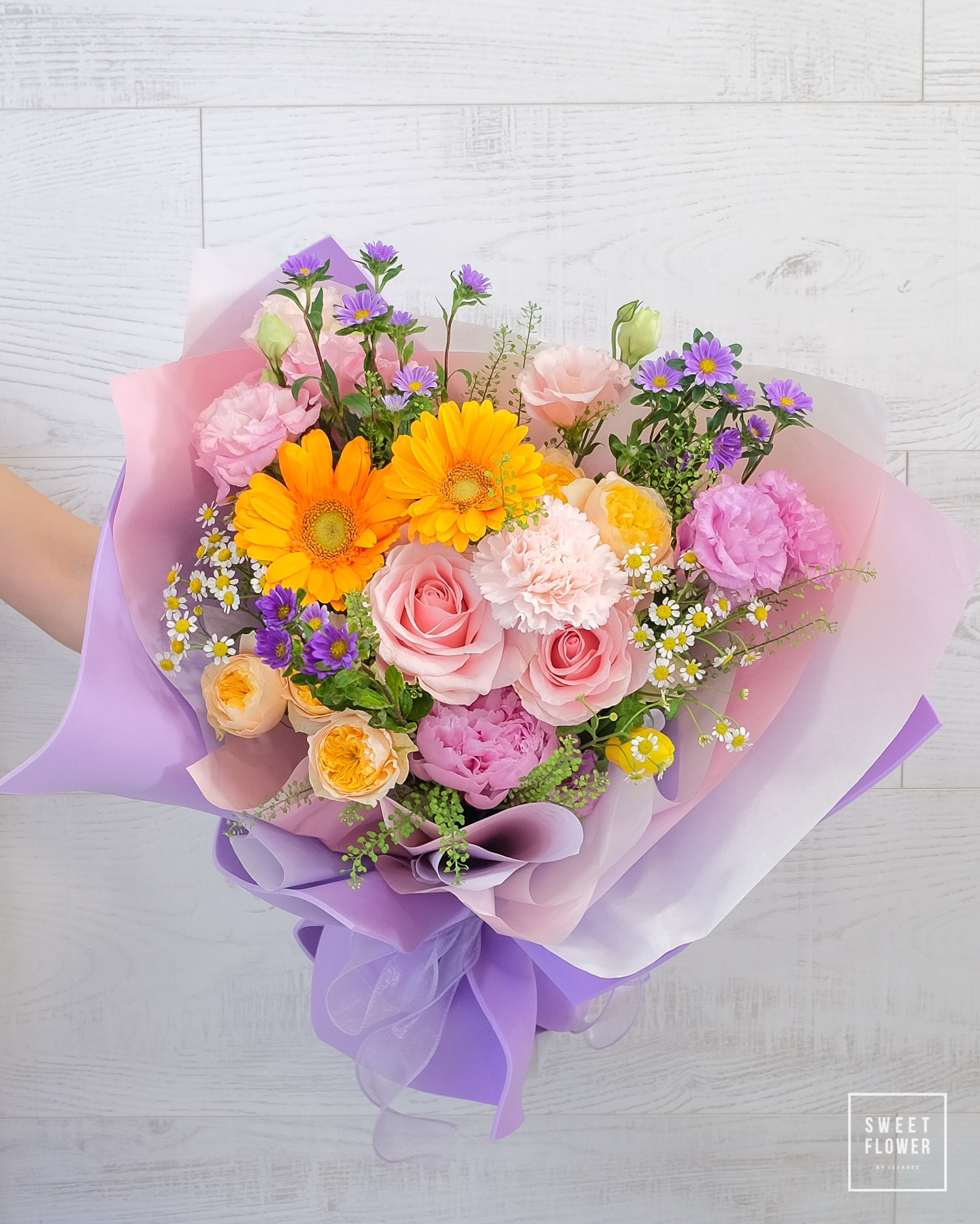 ช่อ หลากสี หวาน ดอกไม้หลัก กุหลาบ เยอบีร่า คาร์เนชั่น — ผลงานร้านดอกไม้ Sweetflower by Issaree — ภาพที่ 2 จาก 3