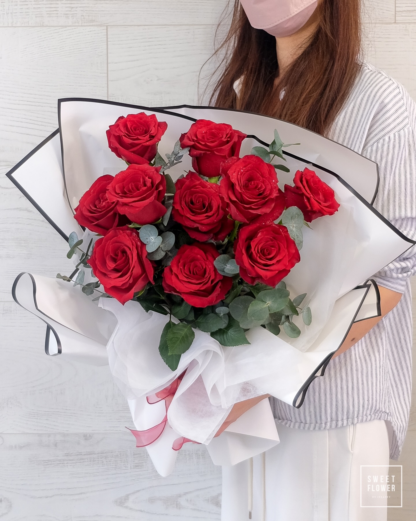 ช่อ แดงโรแมนติก คลาสสิก ดอกไม้หลัก กุหลาบ ยูคาลิปตัส/ใบไม้ — ผลงานร้านดอกไม้ Sweetflower by Issaree — ภาพที่ 5 จาก 8