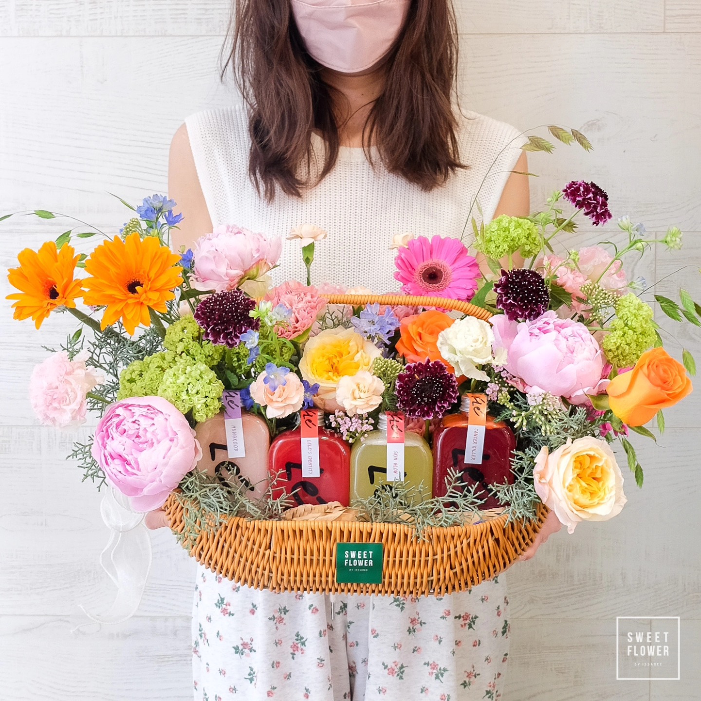 ตะกร้า หลากสี สดใส ดอกไม้หลัก พีโอนี่ เยอบีร่า กุหลาบ — ผลงานร้านดอกไม้ Sweetflower by Issaree — ภาพที่ 2 จาก 2