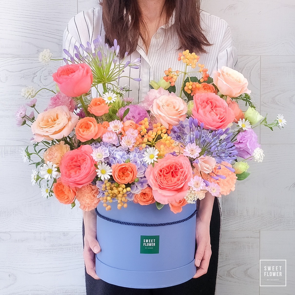 กล่อง หลากสี สดใส ดอกไม้หลัก กุหลาบ คาร์เนชั่น ไฮเดรนเยีย — ผลงานร้านดอกไม้ Sweetflower by Issaree — ภาพที่ 2 จาก 2