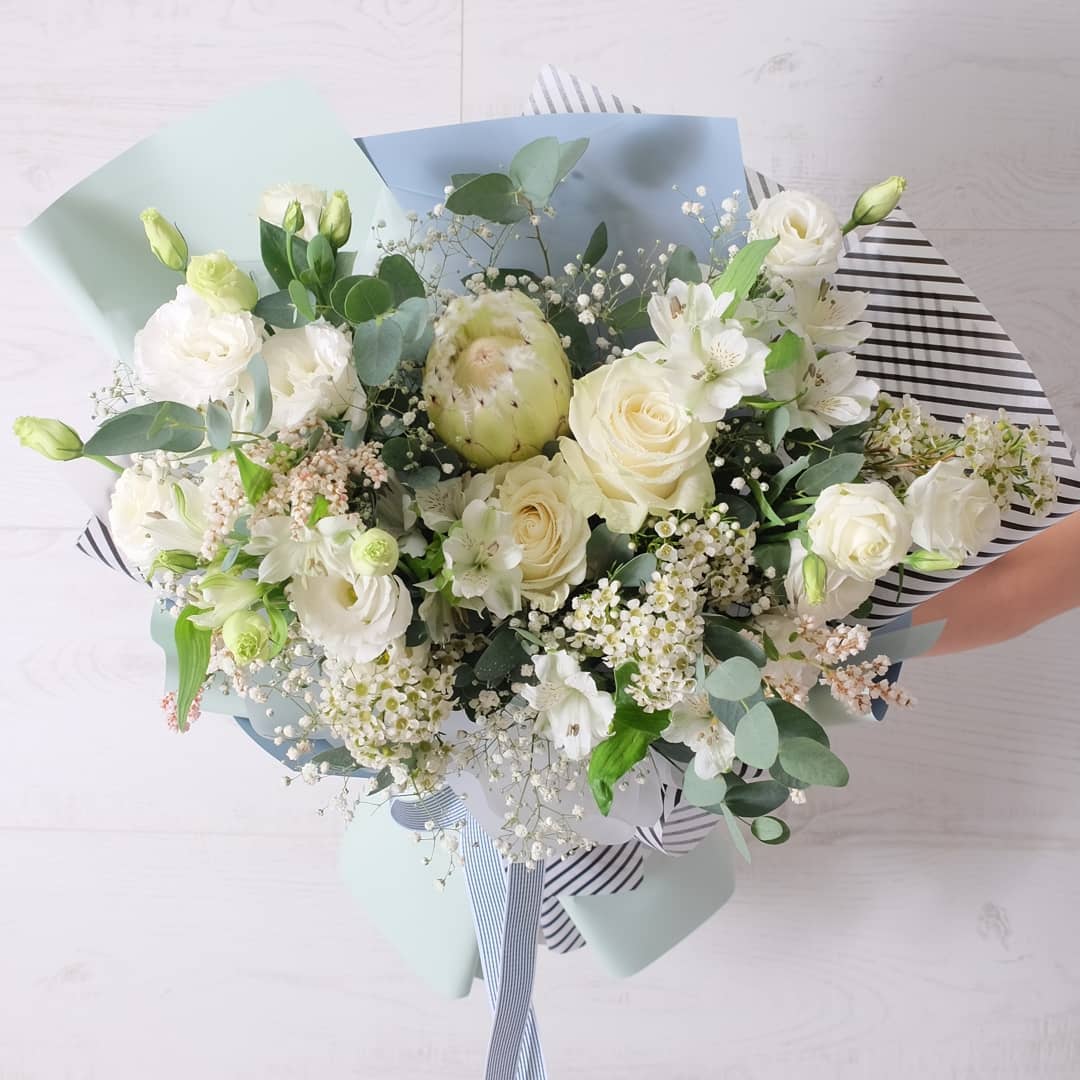 ช่อ ขาว-เขียว หวาน ดอกไม้หลัก กุหลาบ โปรตีอา คาร์เนชั่น — ผลงานร้านดอกไม้ Sweetflower by Issaree