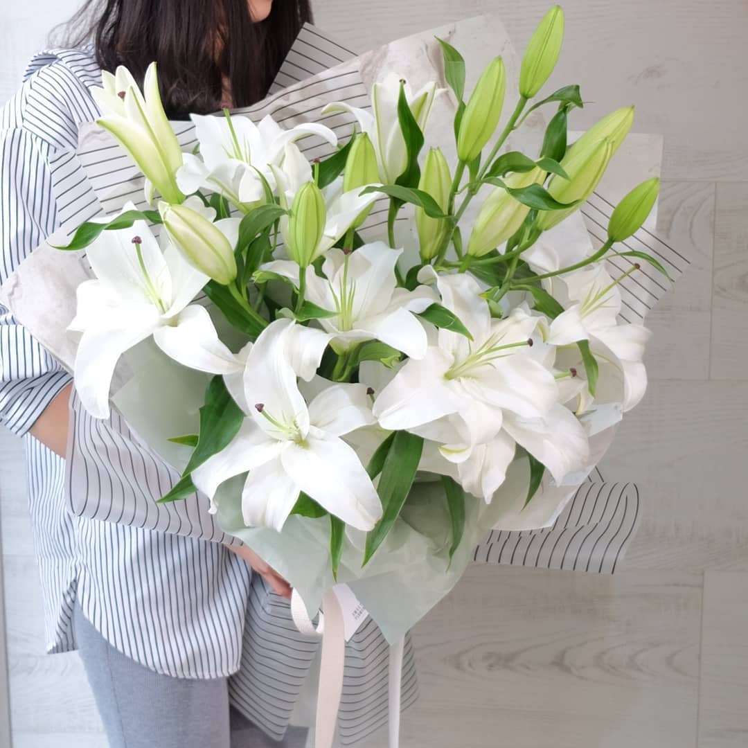 ช่อ ขาว-เขียว หวาน ดอกไม้หลัก ลิลลี่ ยูคาลิปตัส/ใบไม้ — ผลงานร้านดอกไม้ Sweetflower by Issaree — ภาพที่ 3 จาก 4
