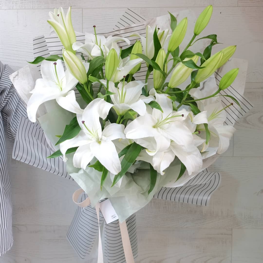 ช่อ ขาว-เขียว หวาน ดอกไม้หลัก ลิลลี่ ยูคาลิปตัส/ใบไม้ — ผลงานร้านดอกไม้ Sweetflower by Issaree — ภาพที่ 4 จาก 4