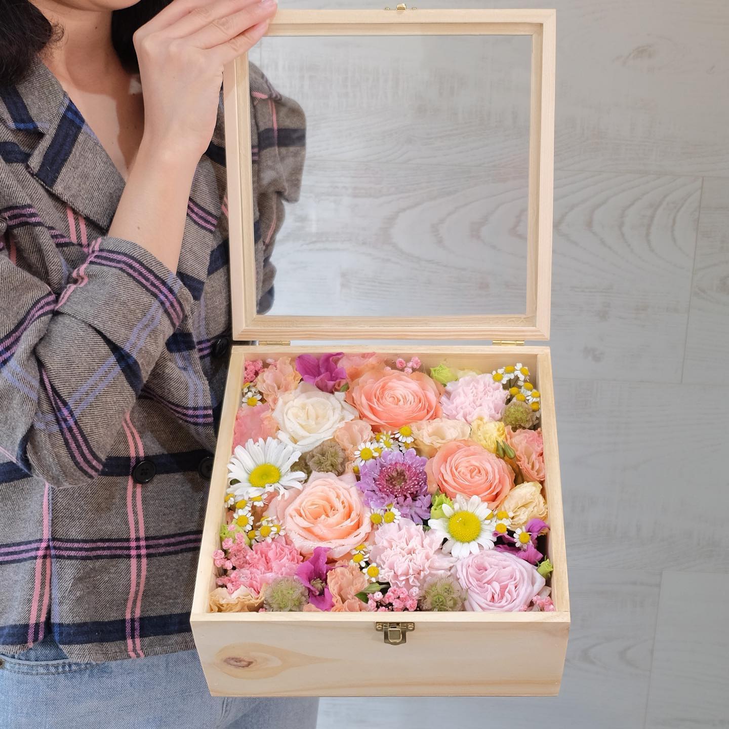 กล่อง พาสเทล หวาน ดอกไม้หลัก กุหลาบ คาร์เนชั่น เดซี่/มาร์กาเร็ต — ผลงานร้านดอกไม้ Sweetflower by Issaree — ภาพที่ 4 จาก 4